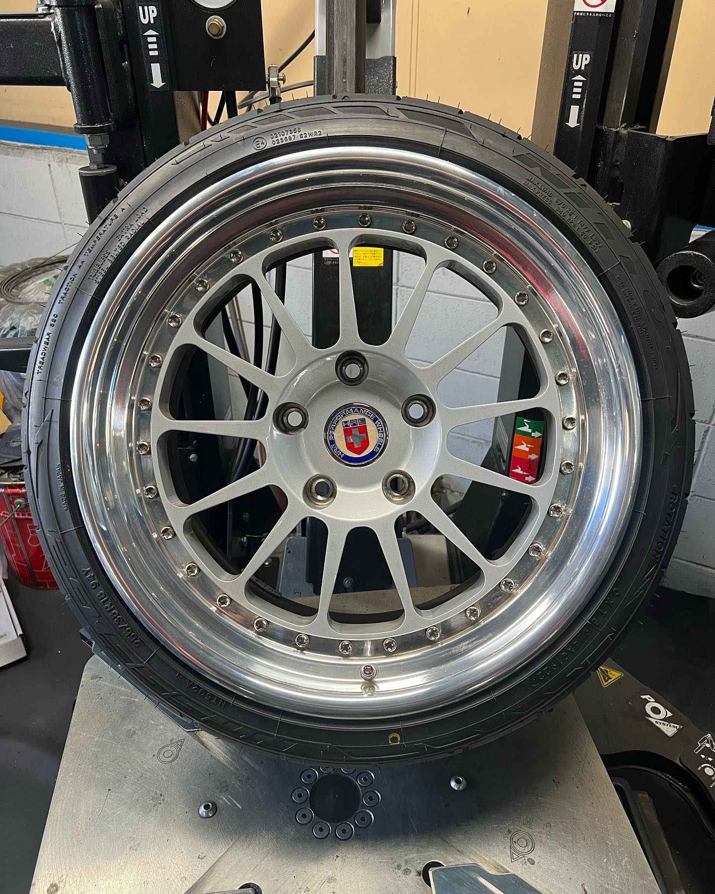 18インチ 10J 255/35R18 ホイール装着例 - CARSERVICE GRAVITY