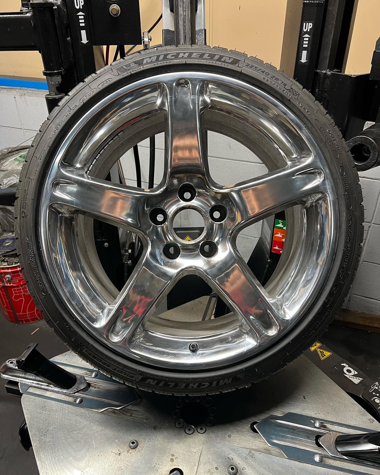 18インチ 9.5J 225/40R18 ホイール装着例 - CARSERVICE GRAVITY