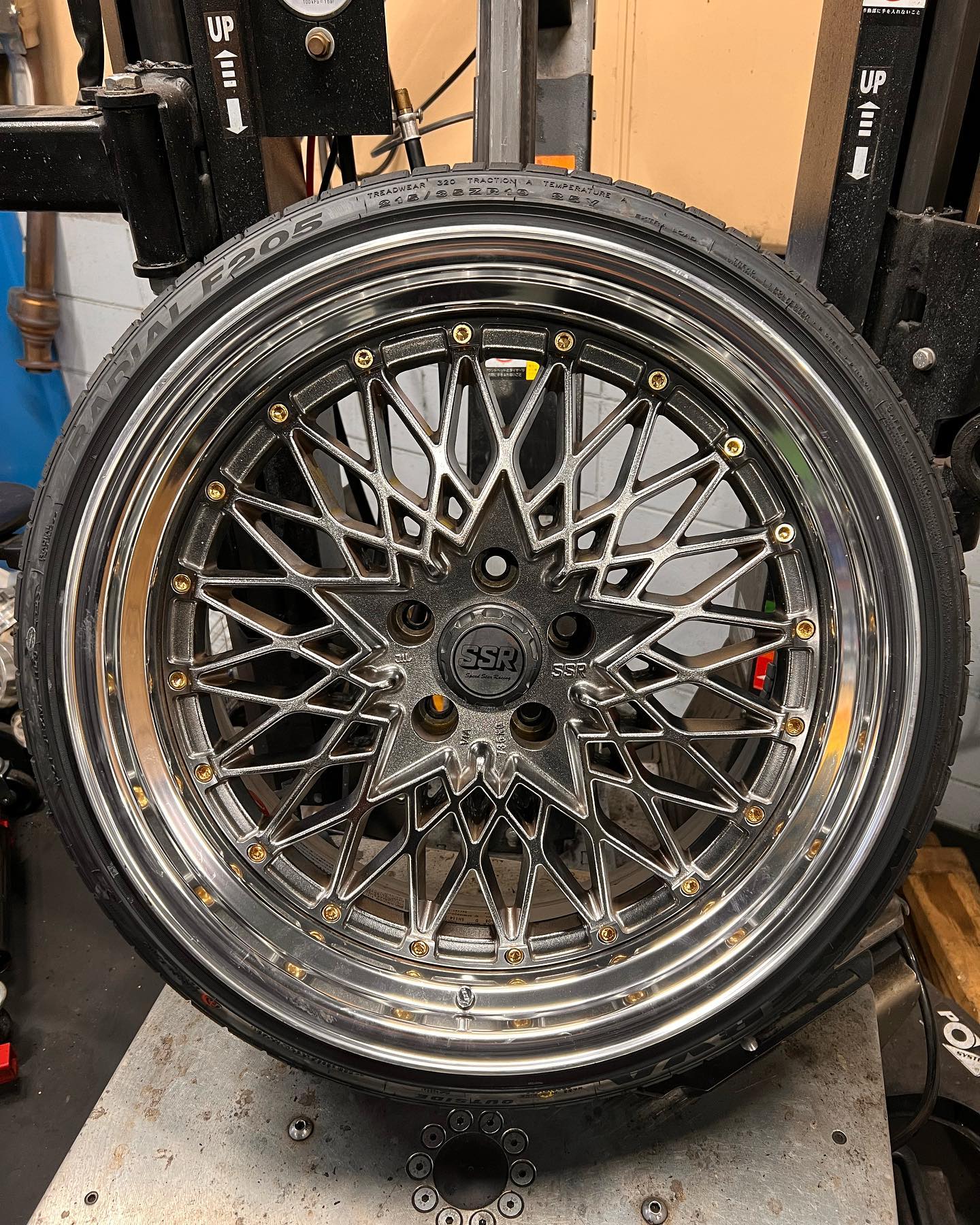 19インチ 9J 215/35R19 ホイール装着例 - CARSERVICE GRAVITY