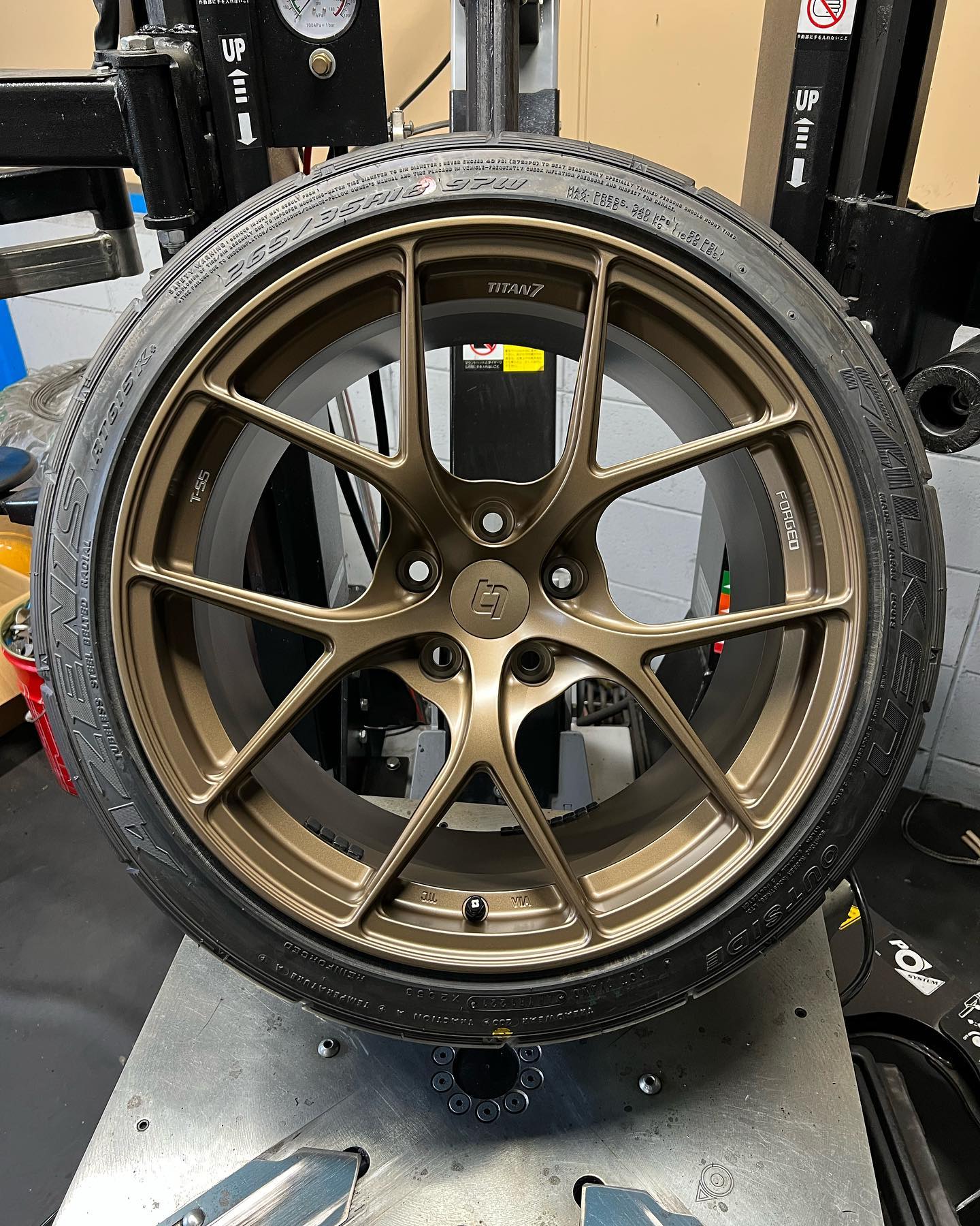 18インチ 10J 265/35R18 ホイール装着例 - CARSERVICE GRAVITY