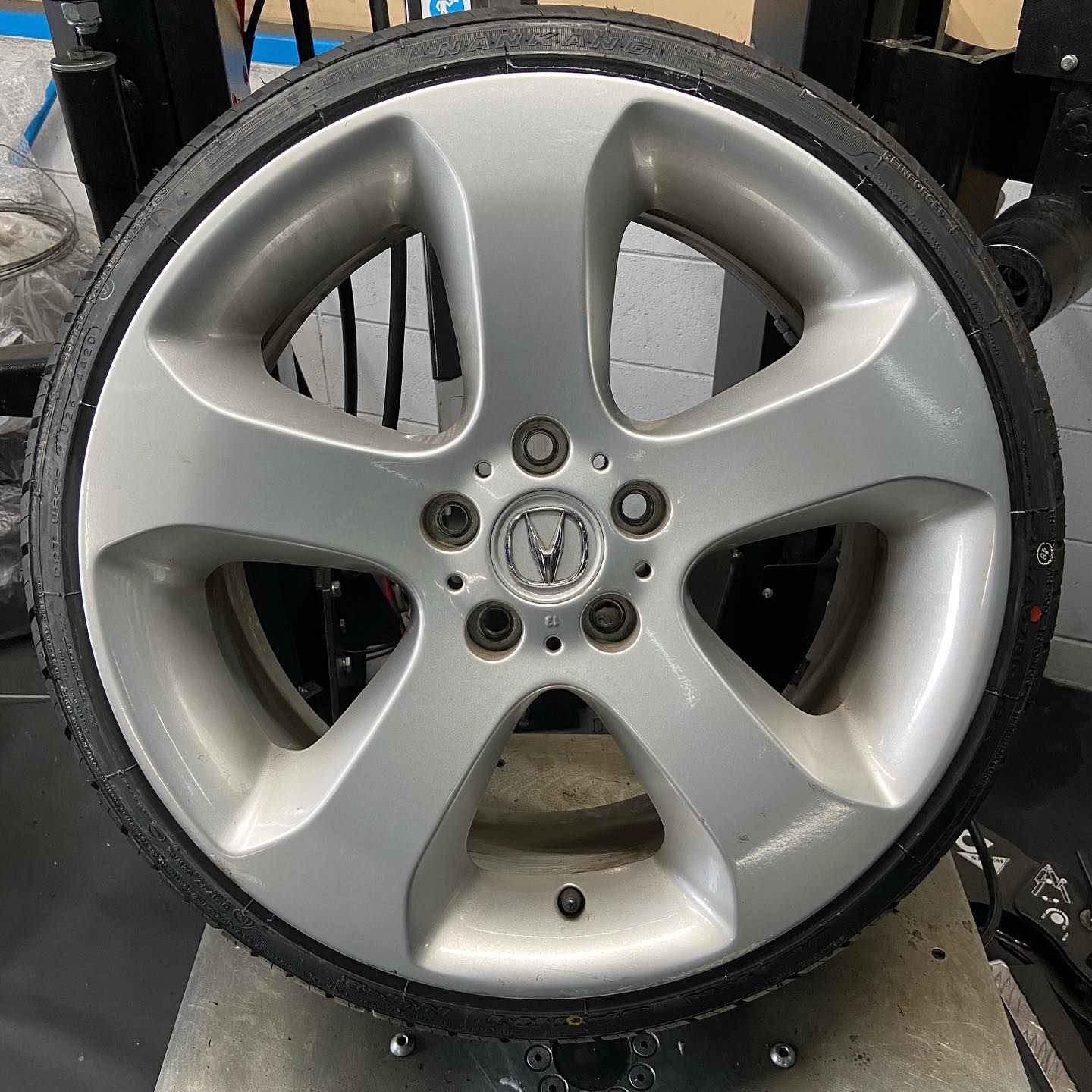 19インチ 9J 215/35R19 ホイール装着例 - CARSERVICE GRAVITY