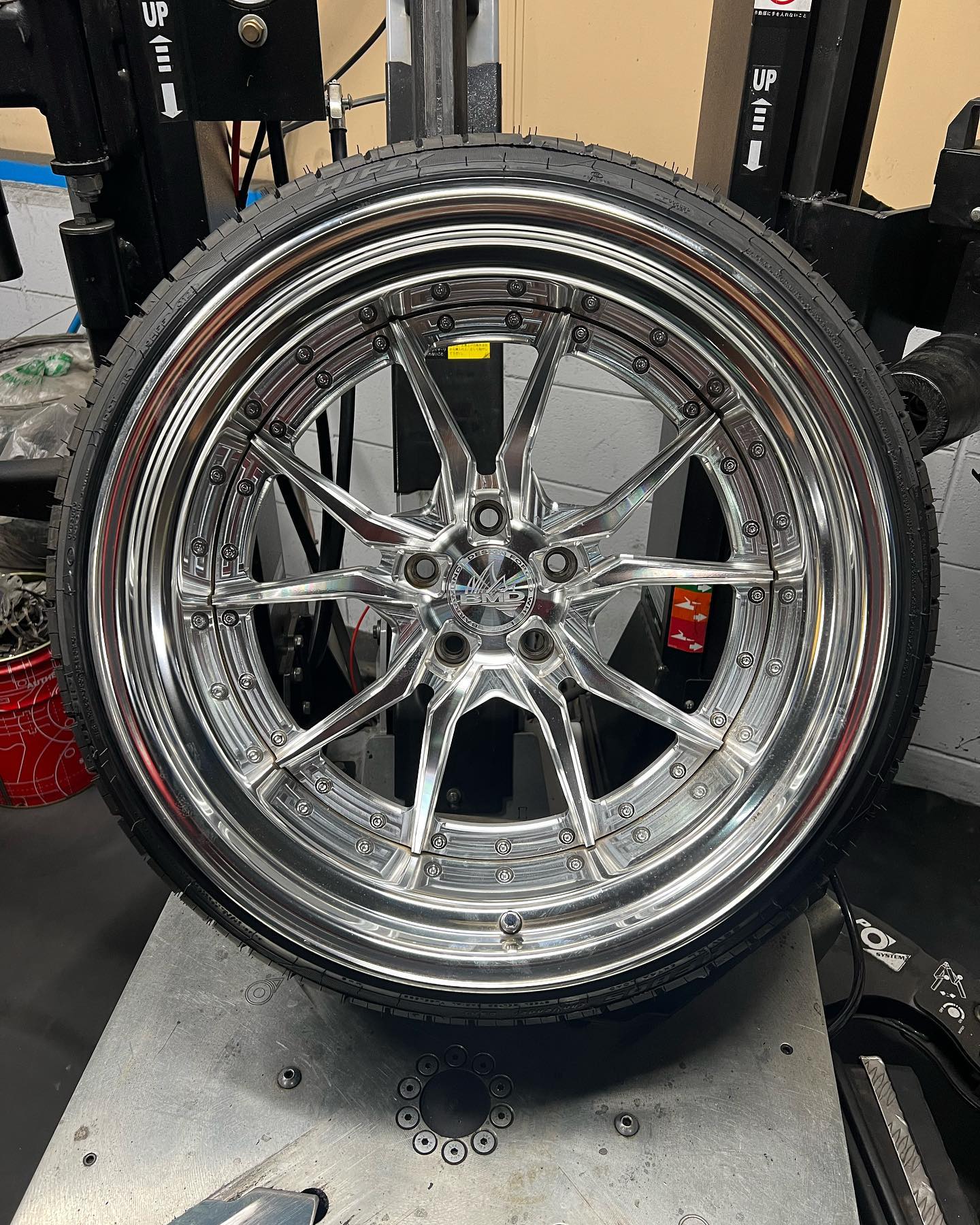 19インチ 10.5J 225/35R19 ホイール装着例 - CARSERVICE GRAVITY