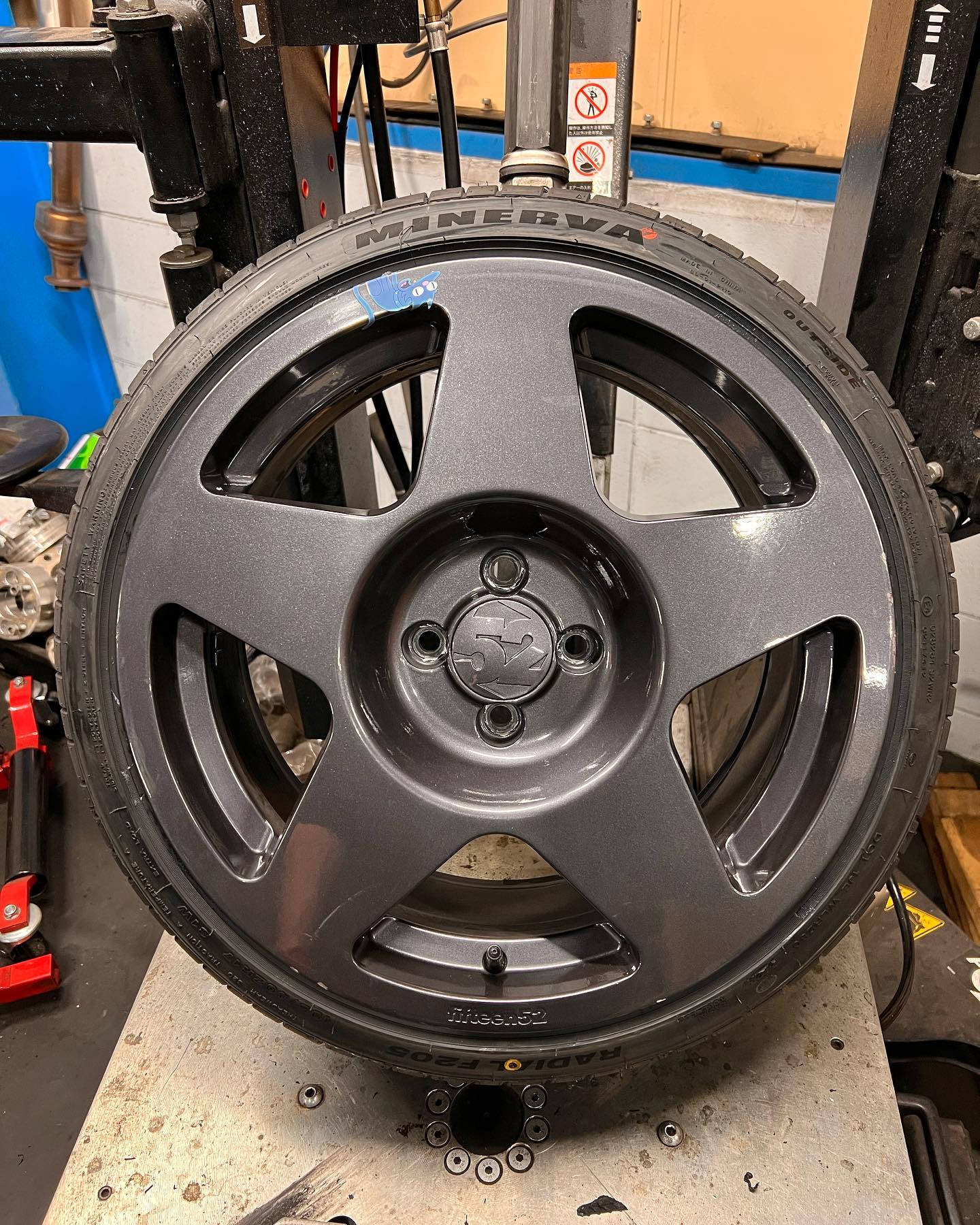 17インチ 8J 195/40R17 ホイール装着例 - CARSERVICE GRAVITY