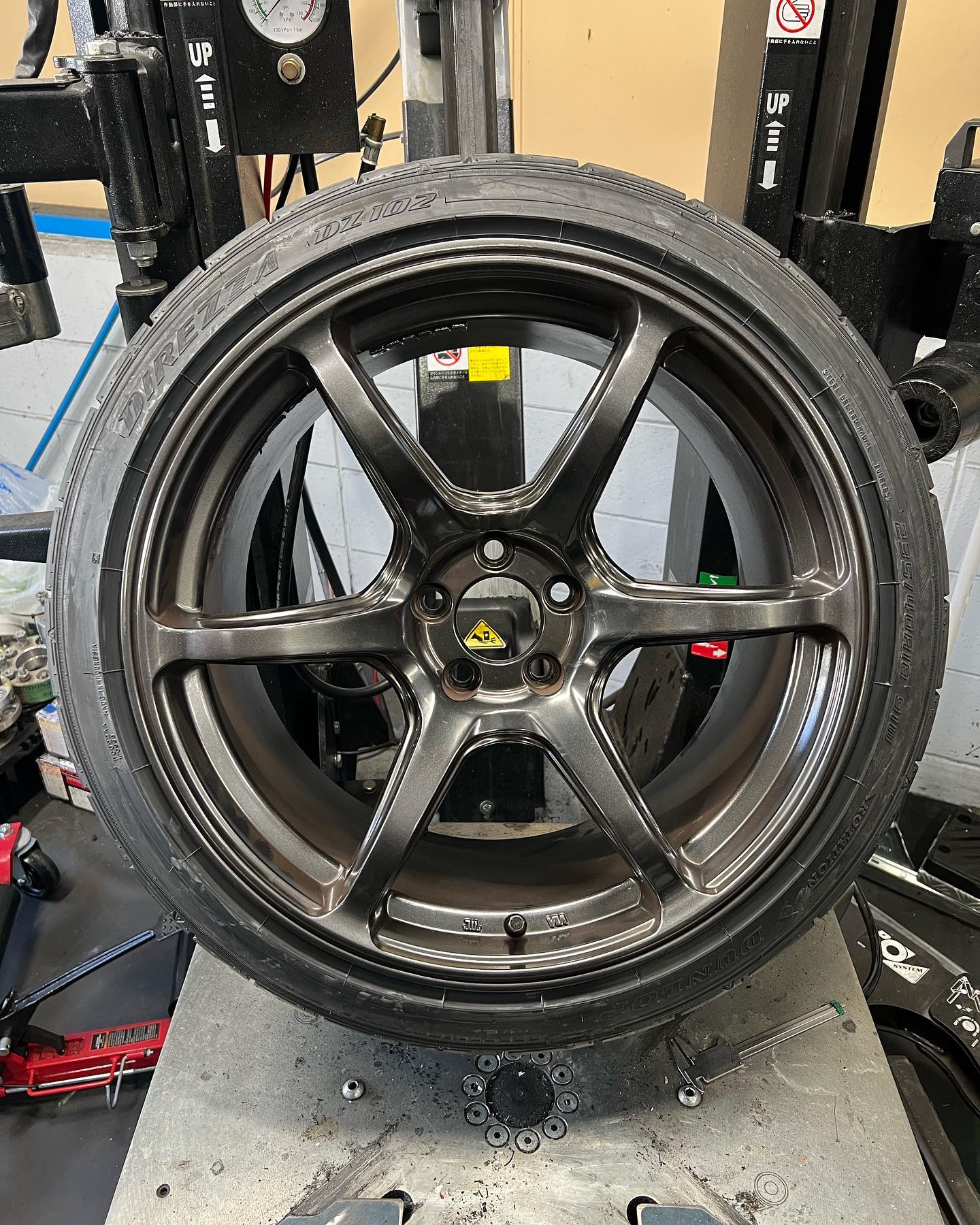 18インチ 9.5J 235/40R18 ホイール装着例 - CARSERVICE GRAVITY