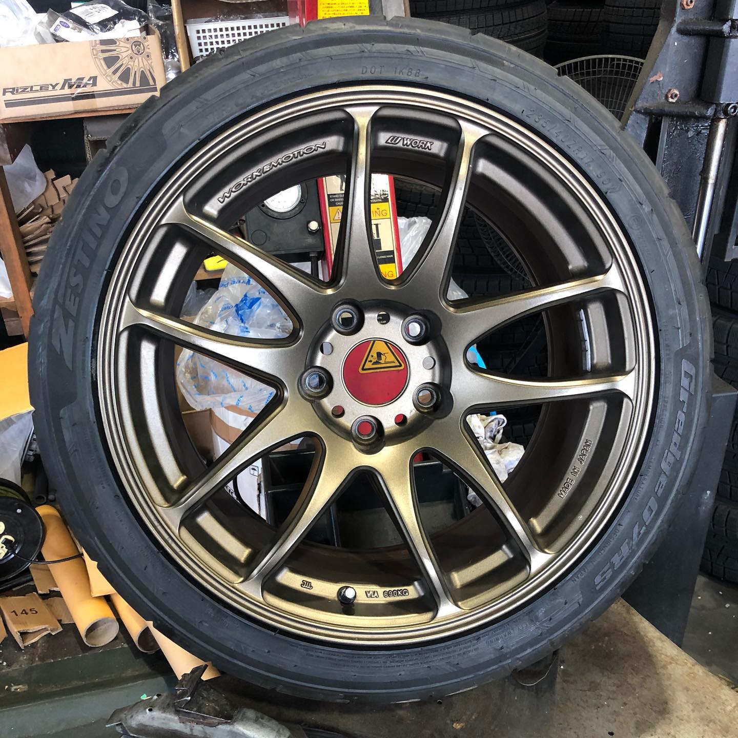 17インチ 9J 235/40R17 ホイール装着例 - CARSERVICE GRAVITY