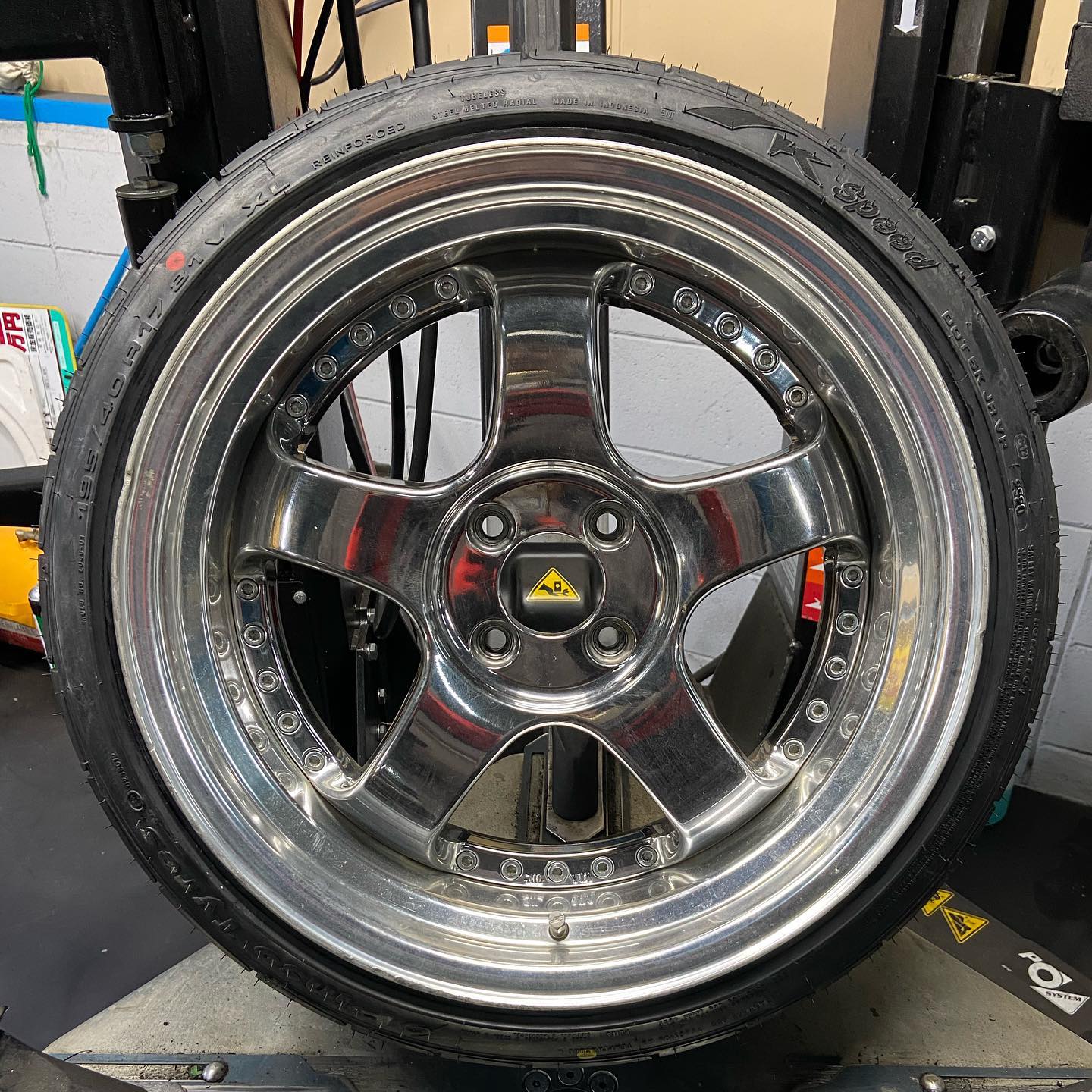 17インチ 8J 195/40R17 ホイール装着例 - CARSERVICE GRAVITY