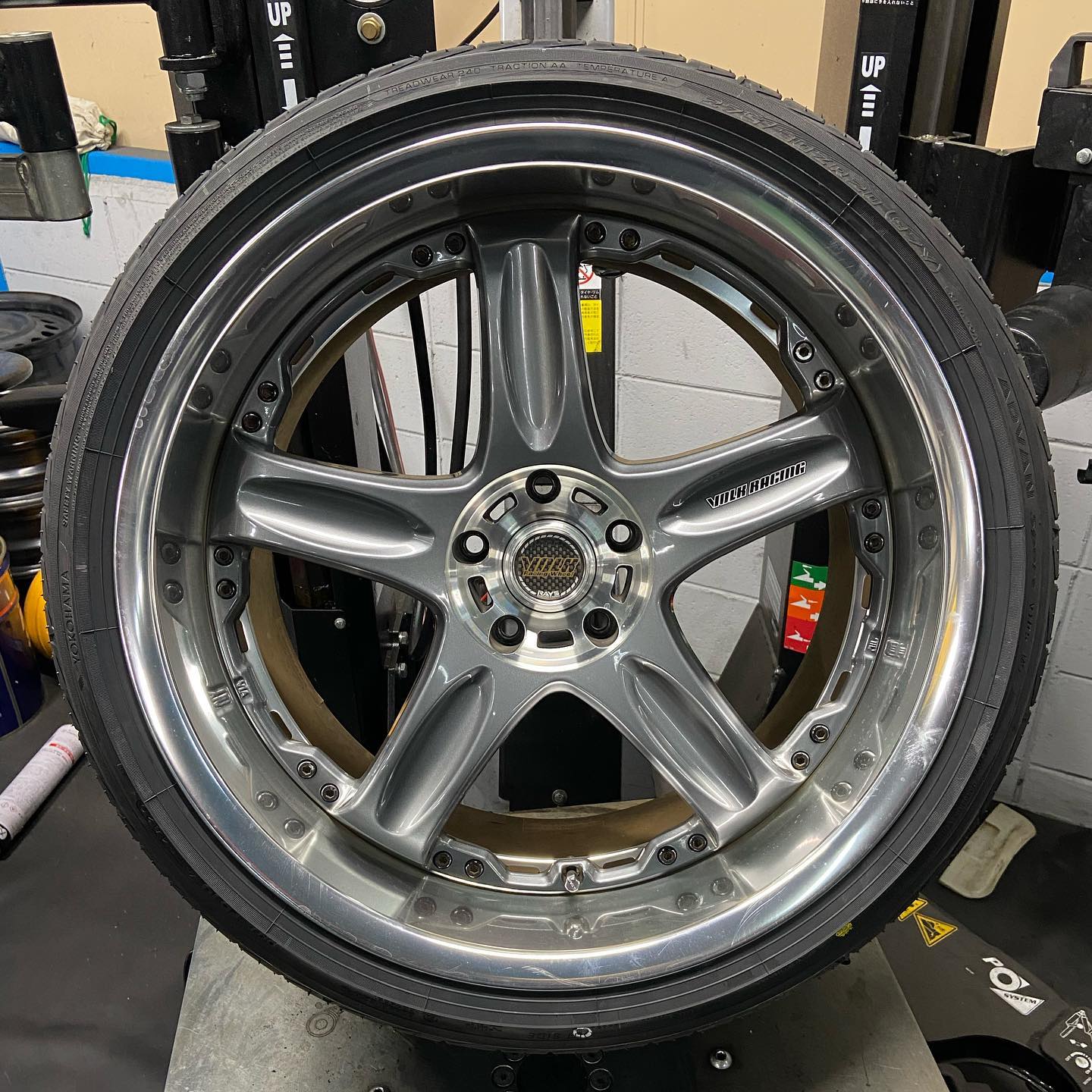 20インチ 10.5J 275/30R20 ホイール装着例 - CARSERVICE GRAVITY
