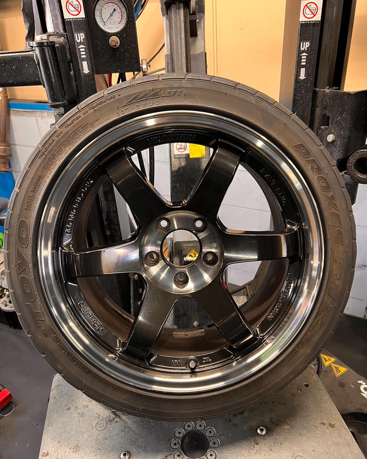 17インチ 9J 235/40R17 ホイール装着例 - CARSERVICE GRAVITY