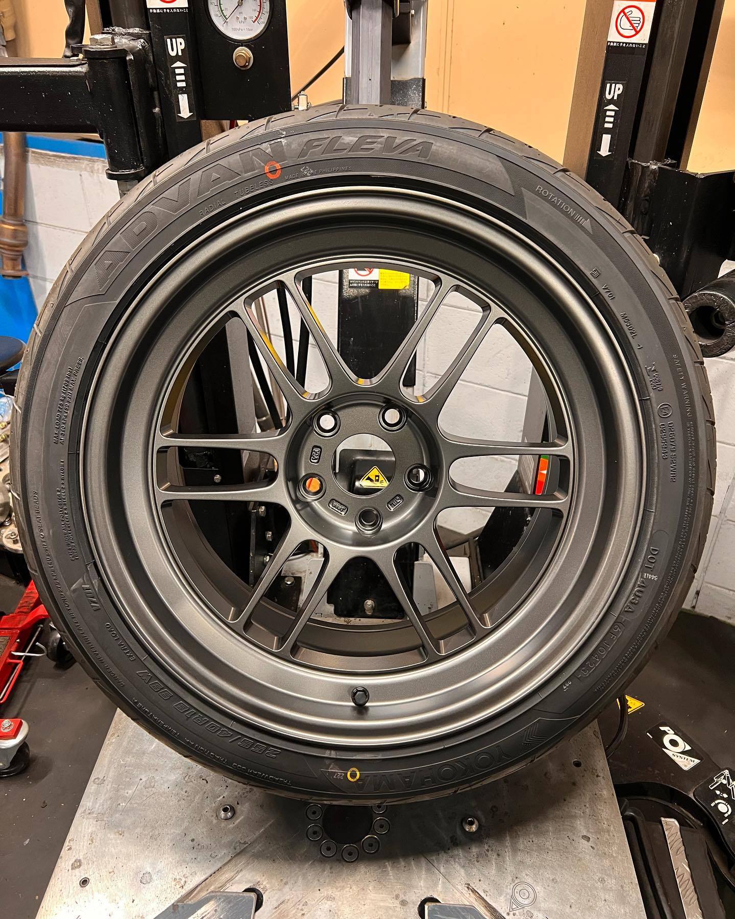 18インチ 9.5J 255/40R18 ホイール装着例 - CARSERVICE GRAVITY