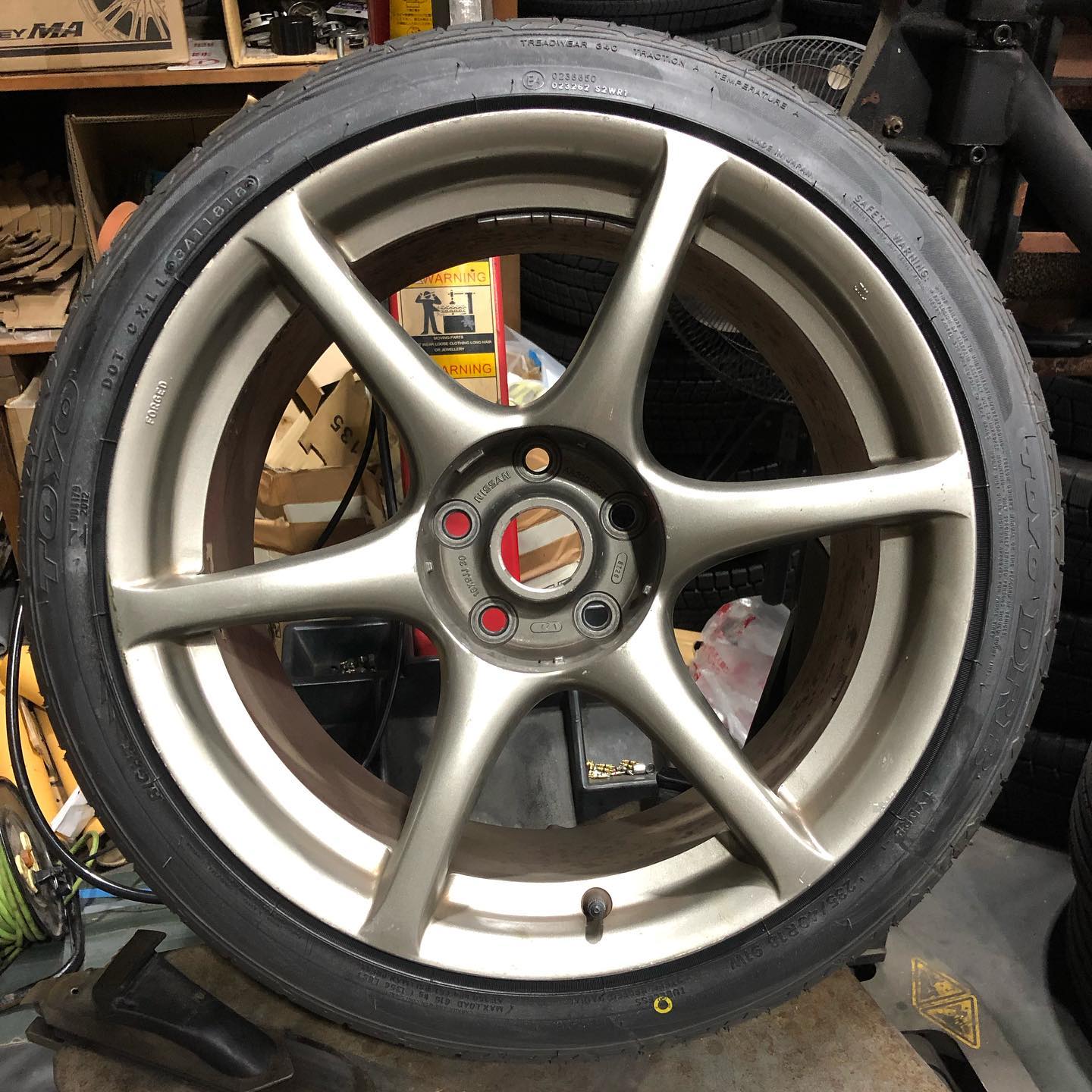 18インチ 9J 235/40R18 ホイール装着例 - CARSERVICE GRAVITY