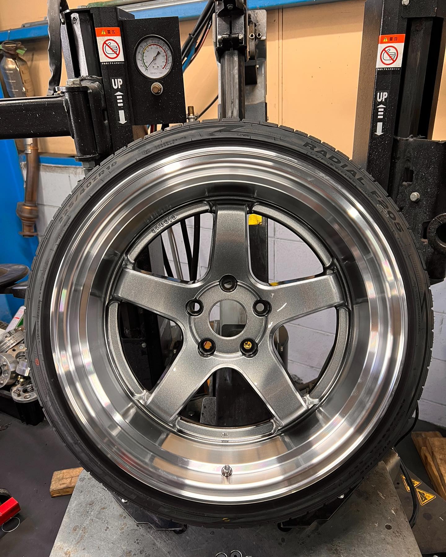 18インチ 10.5J 225/40R18 ホイール装着例 - CARSERVICE GRAVITY