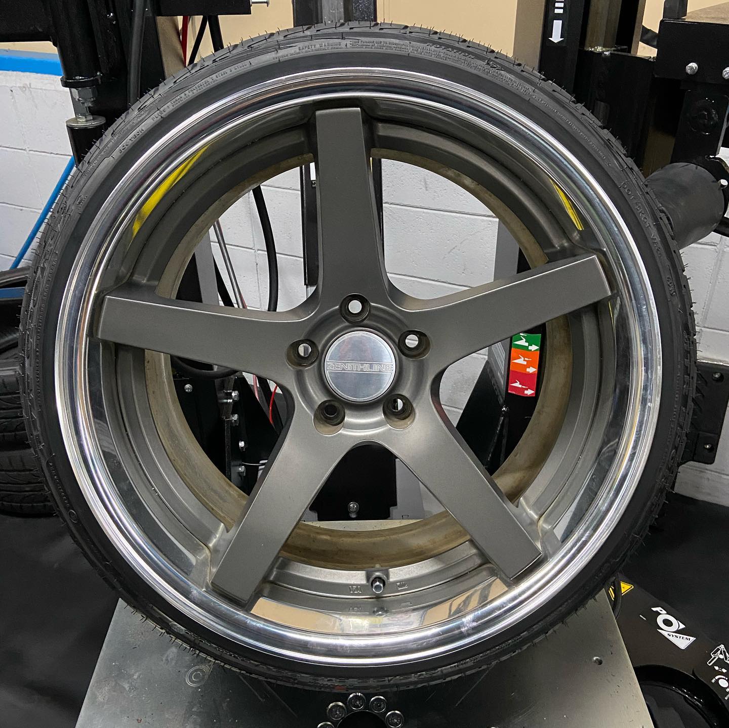 19インチ 10.5J 235/35R19 ホイール装着例 - CARSERVICE GRAVITY