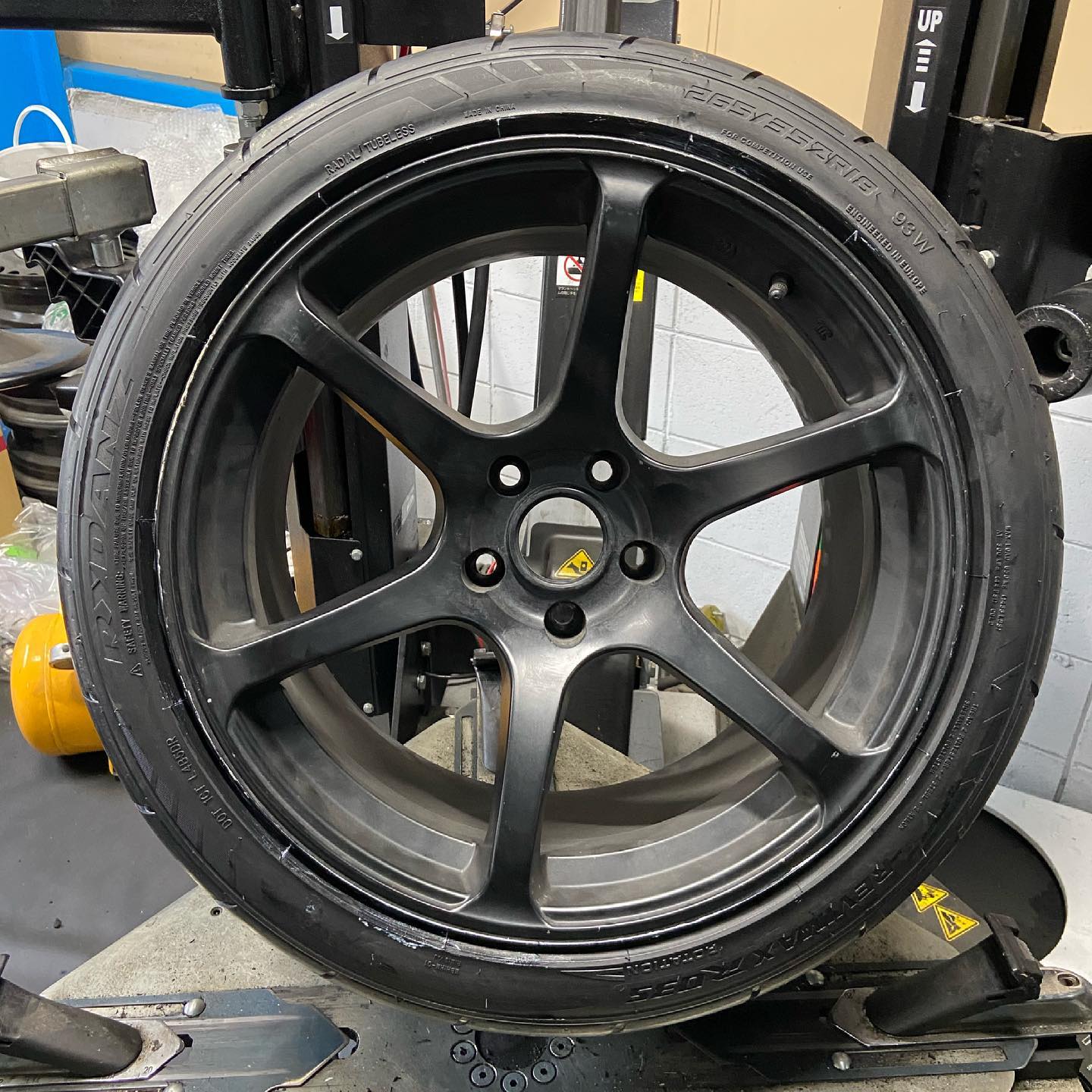 18インチ 9.5J 265/35R18 ホイール装着例 - CARSERVICE GRAVITY