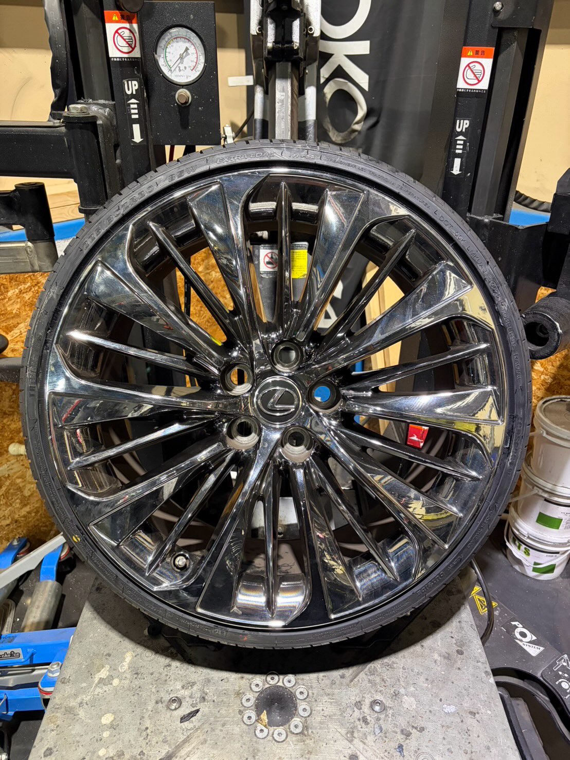 20インチ 8.5J 225/30R20 ホイール装着例 - CARSERVICE GRAVITY