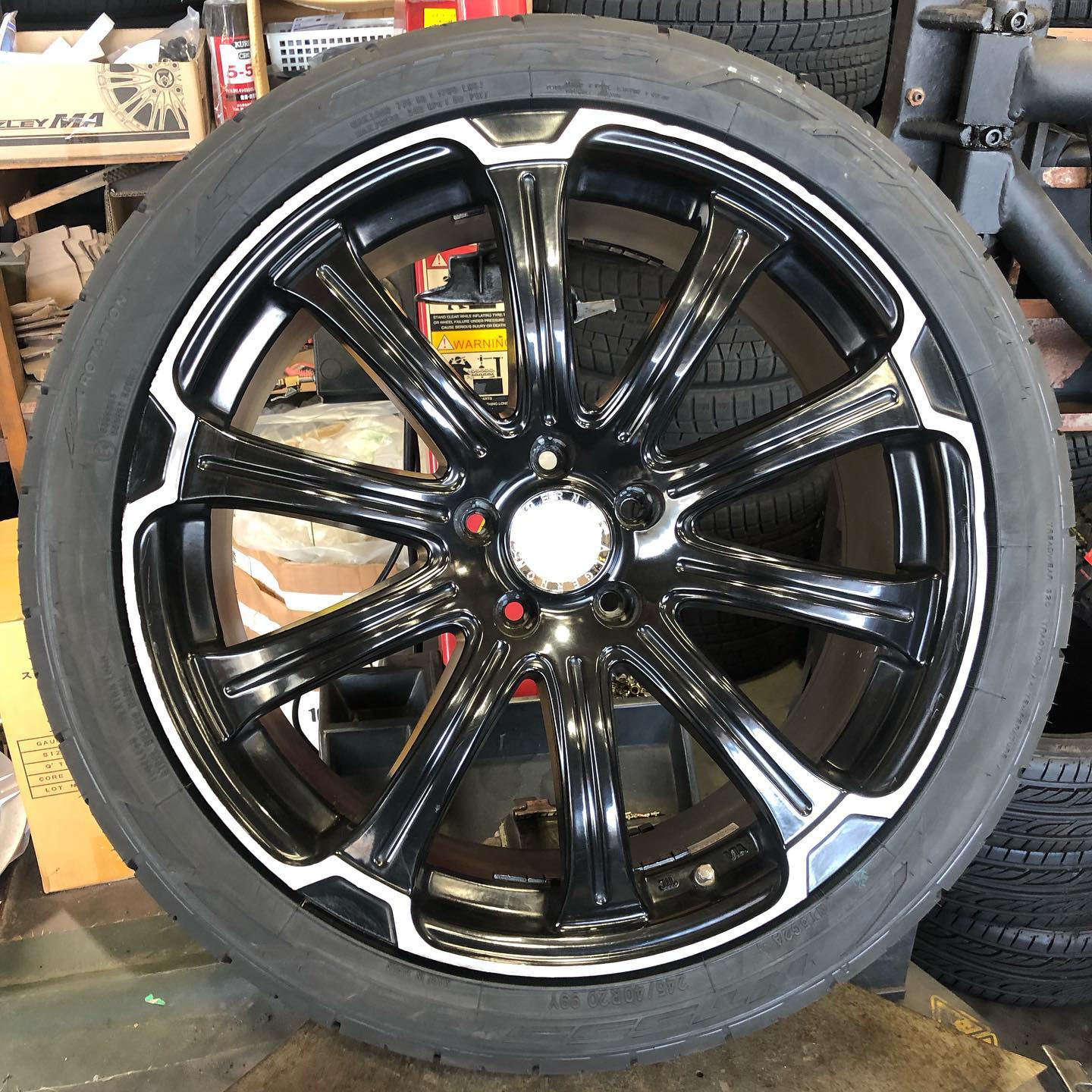 20インチ 8.5J 245/40R20 ホイール装着例 - CARSERVICE GRAVITY