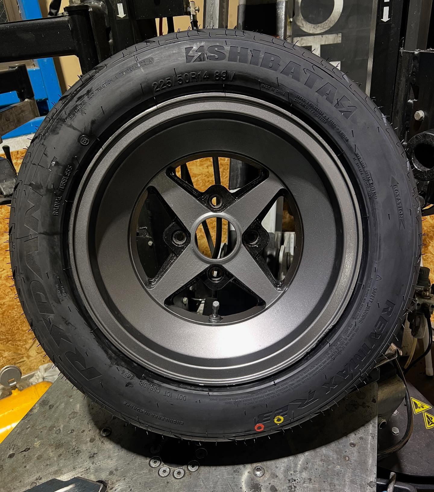 14インチ 7.5J 225/50R14 ホイール装着例 - CARSERVICE GRAVITY
