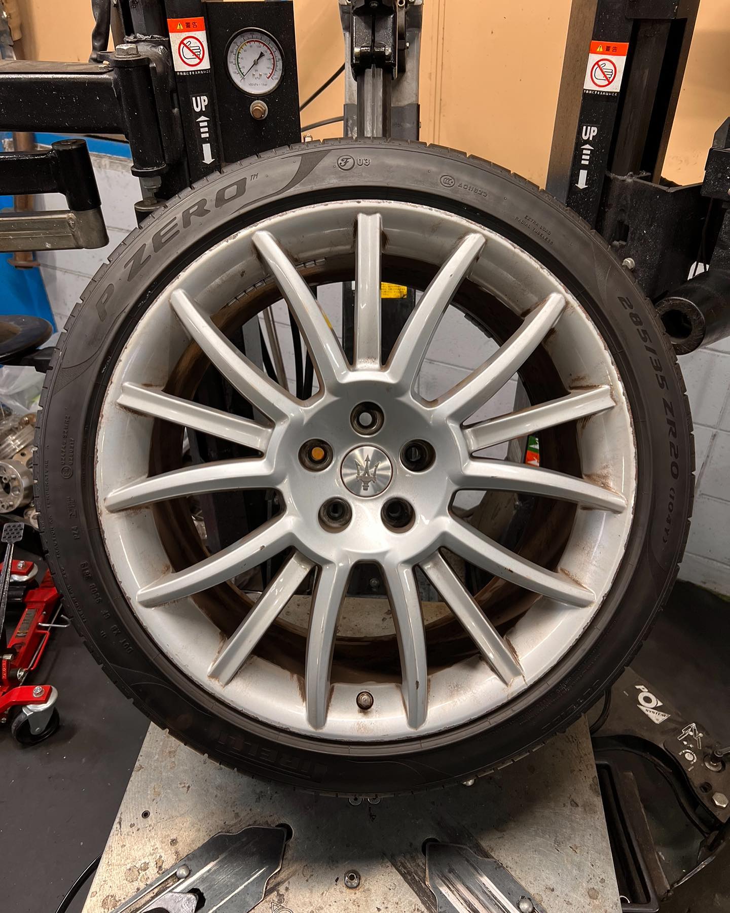 20インチ 10.5J 285/35R20 ホイール装着例 - CARSERVICE GRAVITY