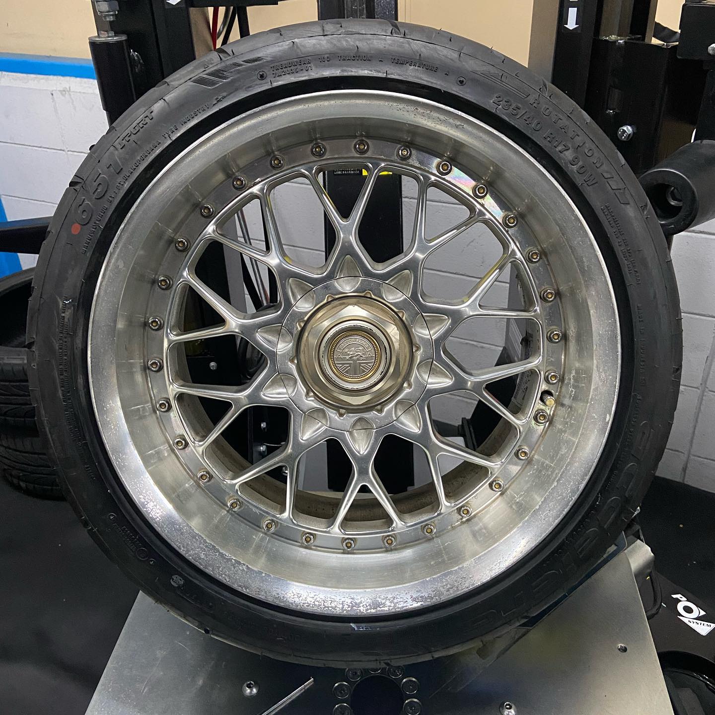 17インチ 9J 235/40R17 ホイール装着例 - CARSERVICE GRAVITY