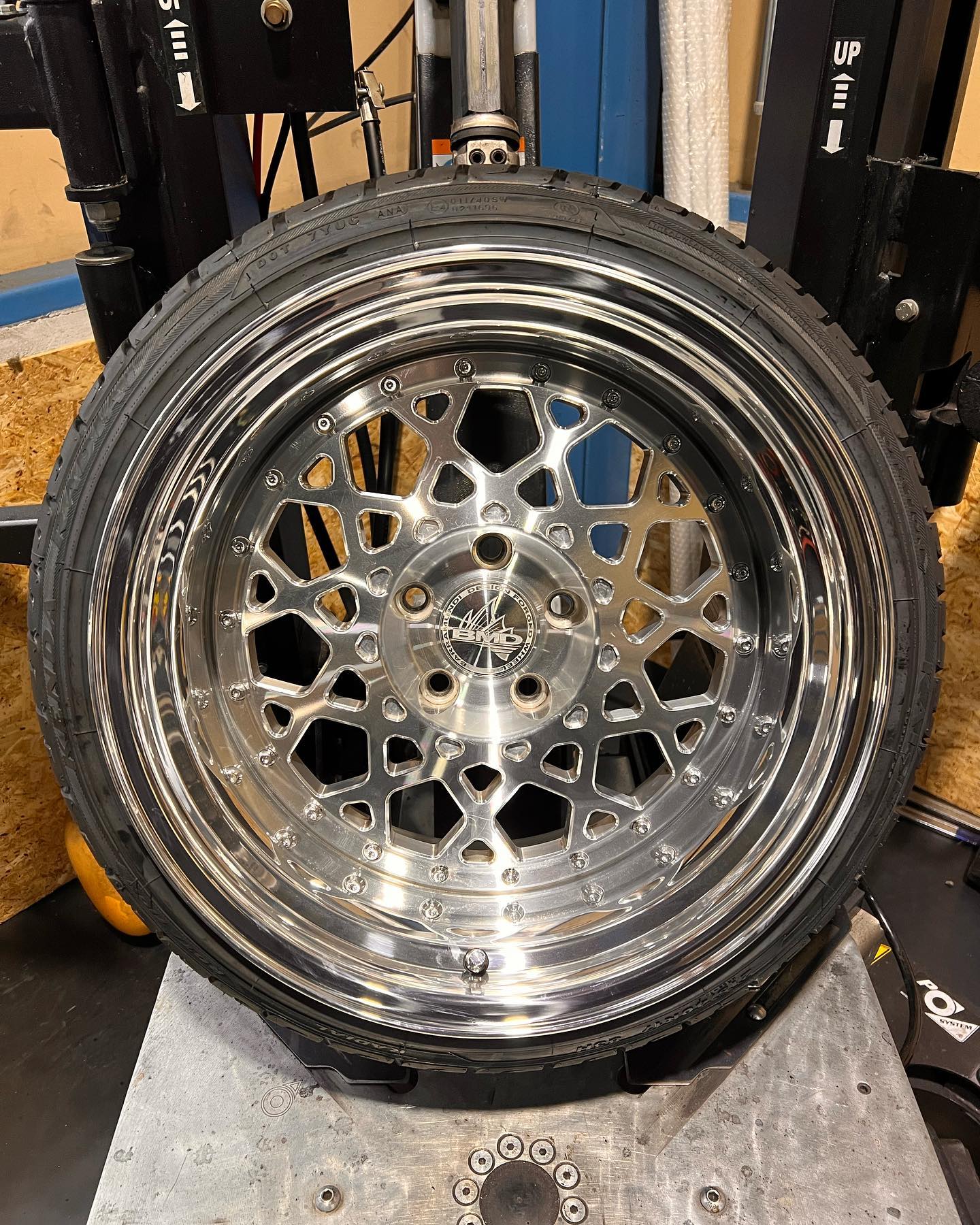17インチ 10.5J 215/40R17 ホイール装着例 - CARSERVICE GRAVITY