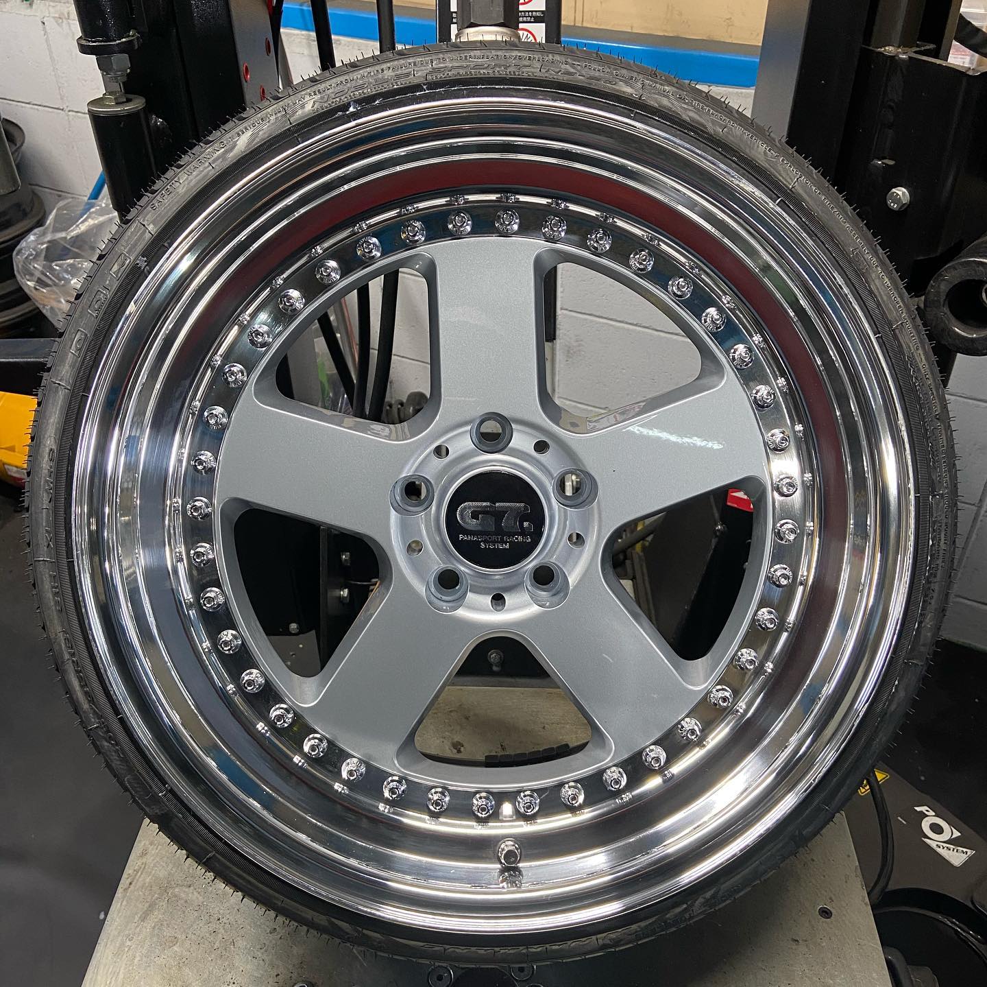 18インチ 8.5J 205/35R18 ホイール装着例 - CARSERVICE GRAVITY
