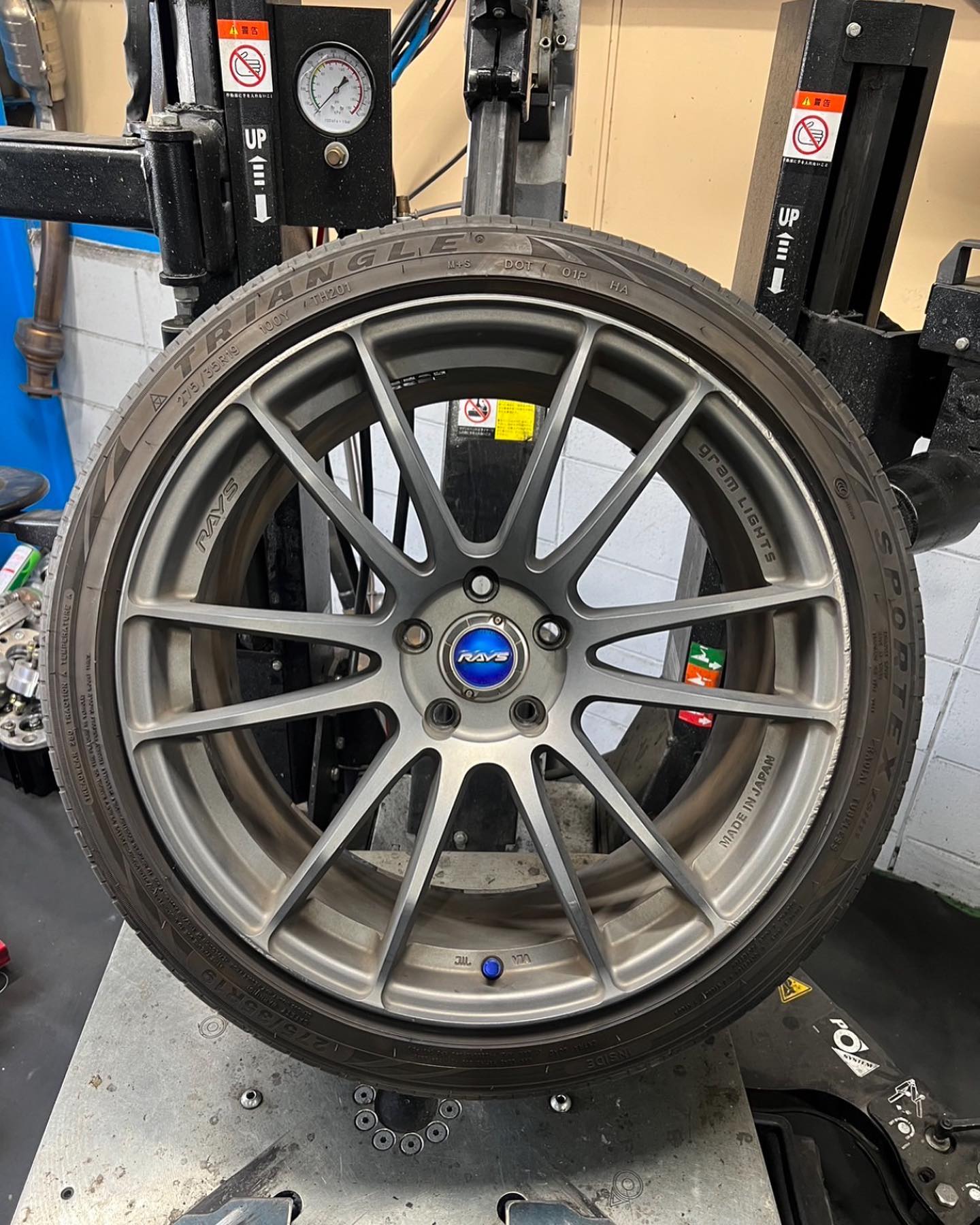 19インチ 9.5J 275/35R19 ホイール装着例 - CARSERVICE GRAVITY