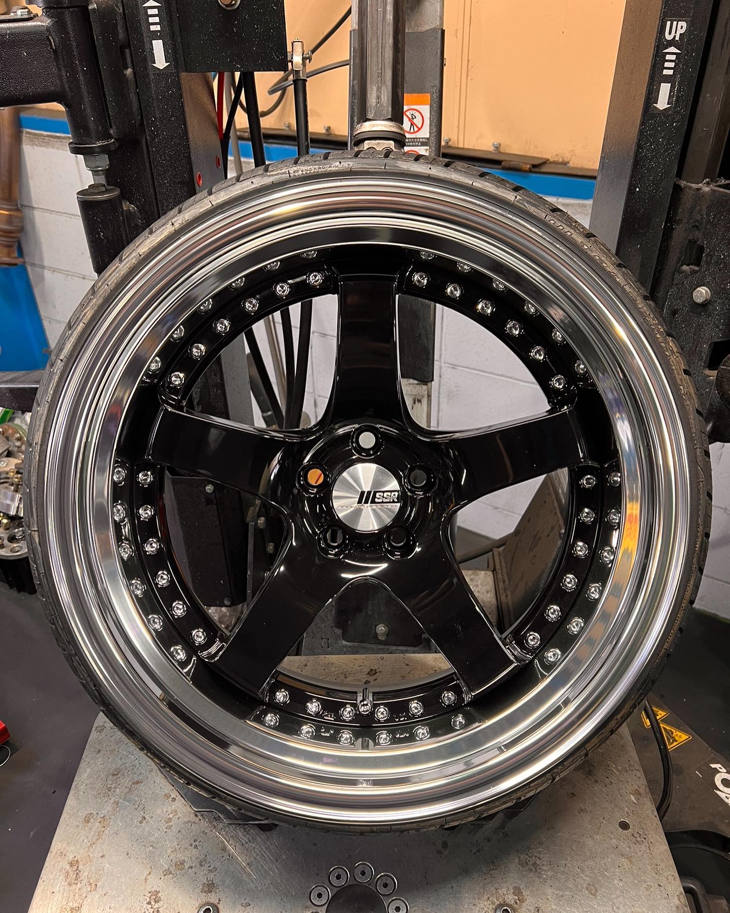 18インチ 9J 195/35R18 ホイール装着例 - CARSERVICE GRAVITY