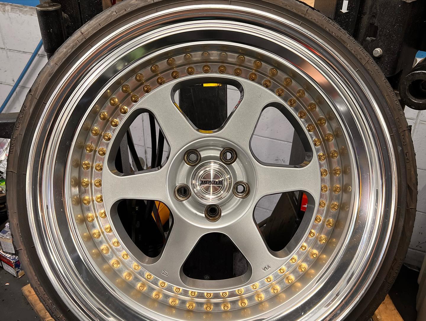 19インチ 13J 295/30R19 ホイール装着例 - CARSERVICE GRAVITY