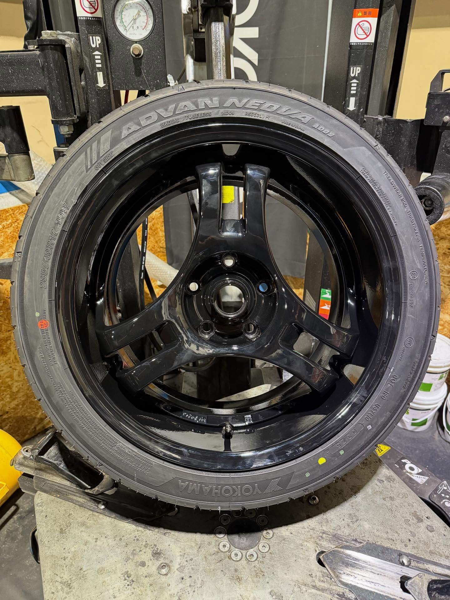 17インチ 9J 235/40R17 ホイール装着例 - CARSERVICE GRAVITY