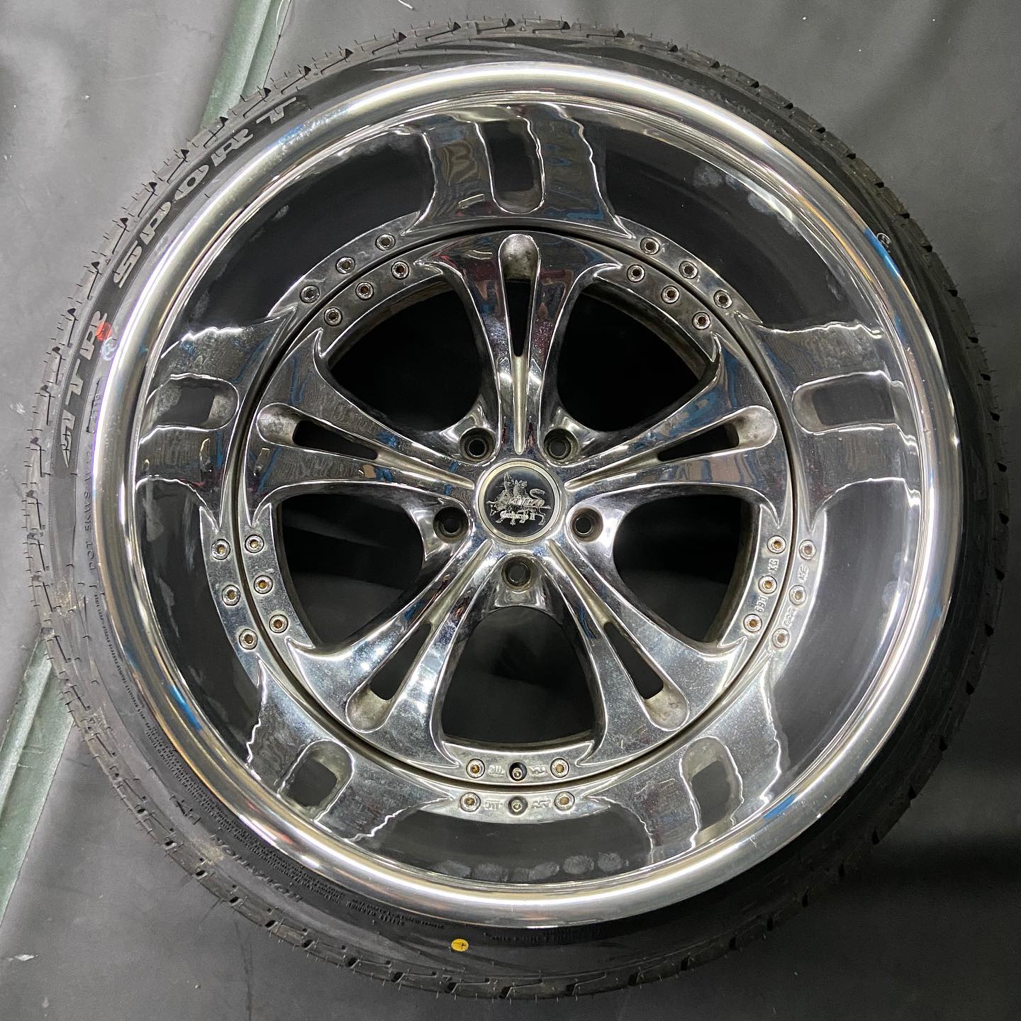 18インチ 14.5J 275/40R18 ホイール装着例 - CARSERVICE GRAVITY