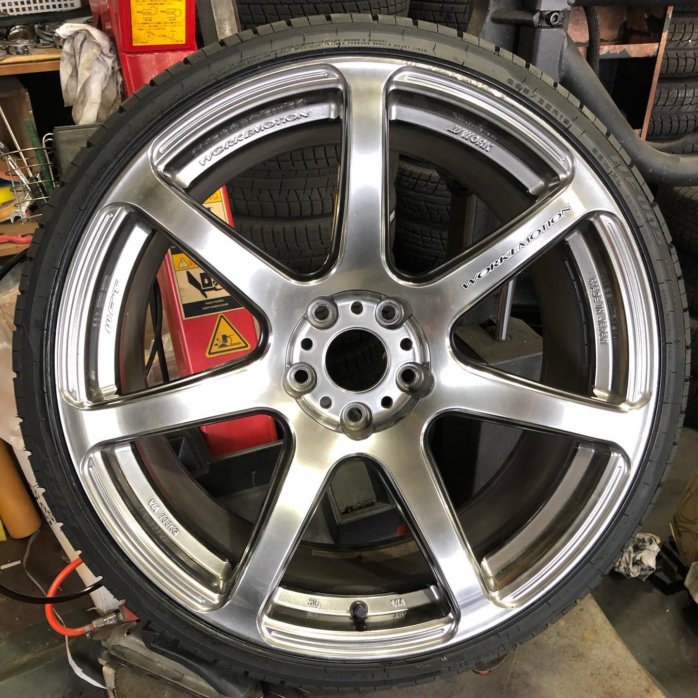 19インチ 9.5J 225/35R19 ホイール装着例 - CARSERVICE GRAVITY