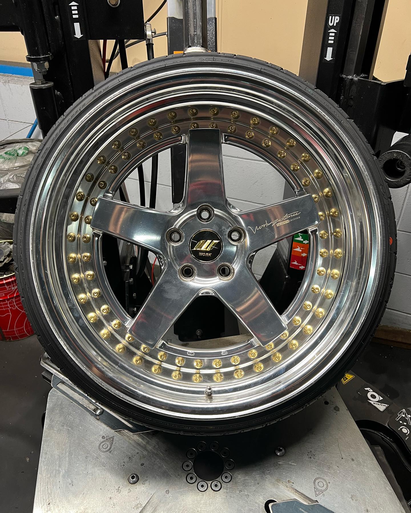 19インチ 10.5J 225/35R19 ホイール装着例 - CARSERVICE GRAVITY
