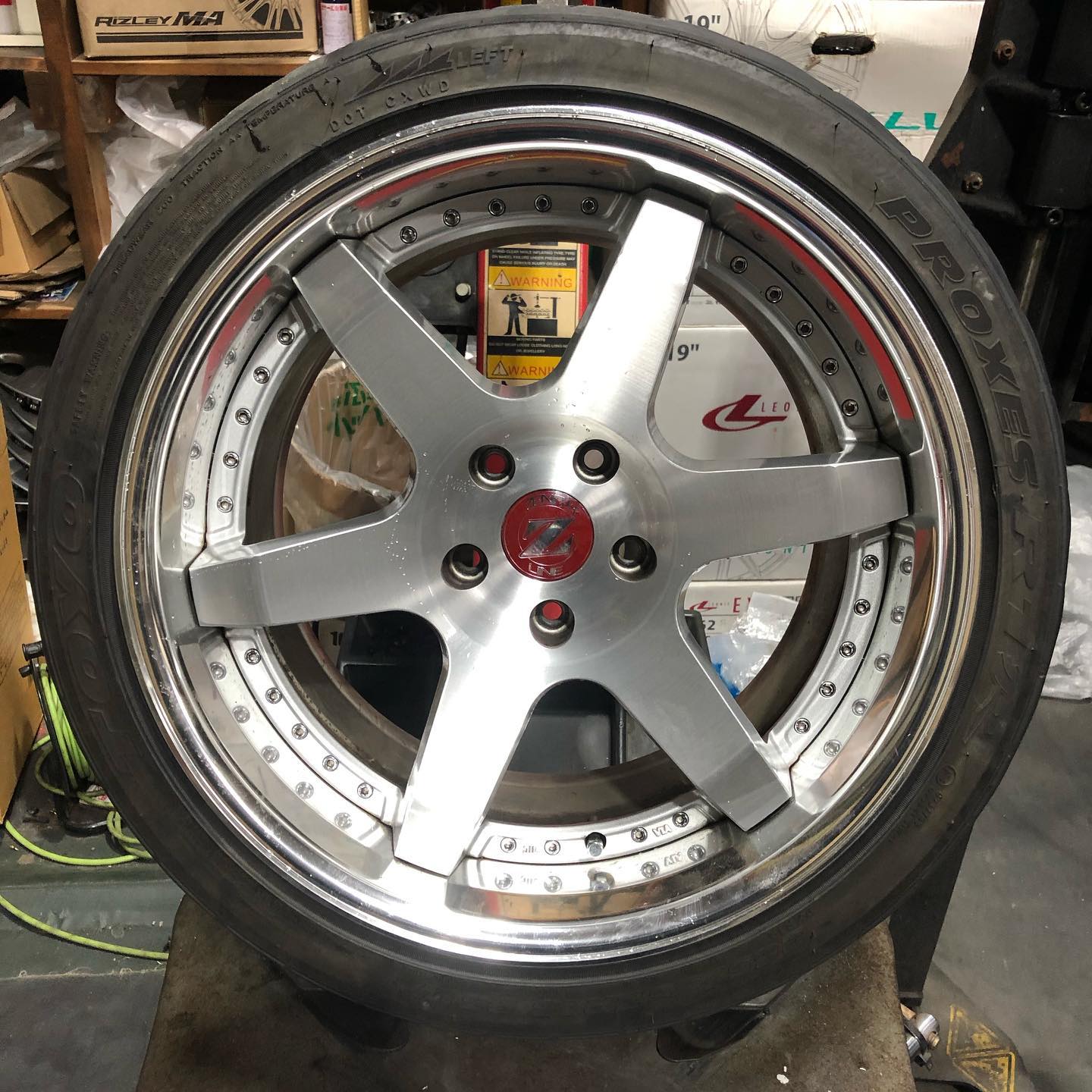 18インチ 10.5J 265/35R18 ホイール装着例 - CARSERVICE GRAVITY