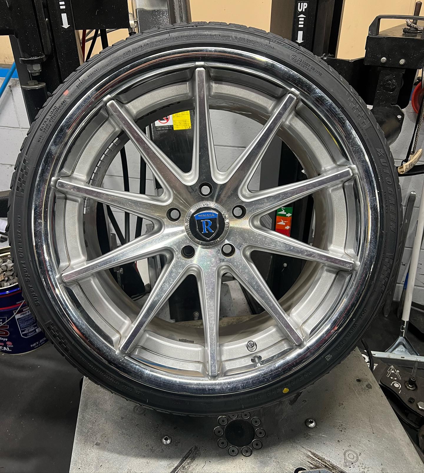19インチ 9.5J 235/35R19 ホイール装着例 - CARSERVICE GRAVITY