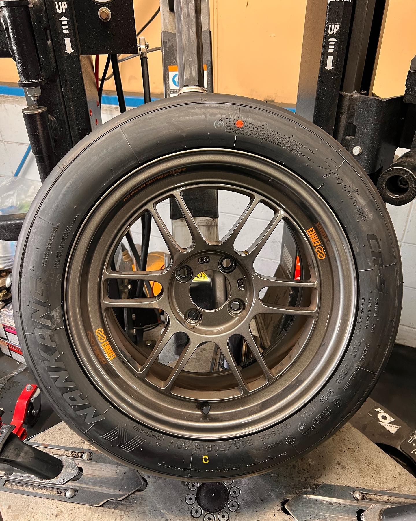15インチ 8J 205/50R15 ホイール装着例 - CARSERVICE GRAVITY