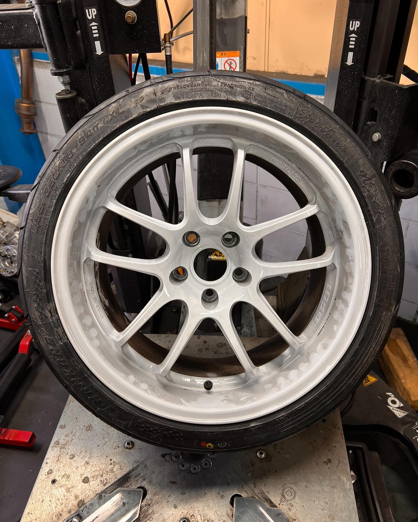 18インチ 9.5J 255/35R18 ホイール装着例 - CARSERVICE GRAVITY