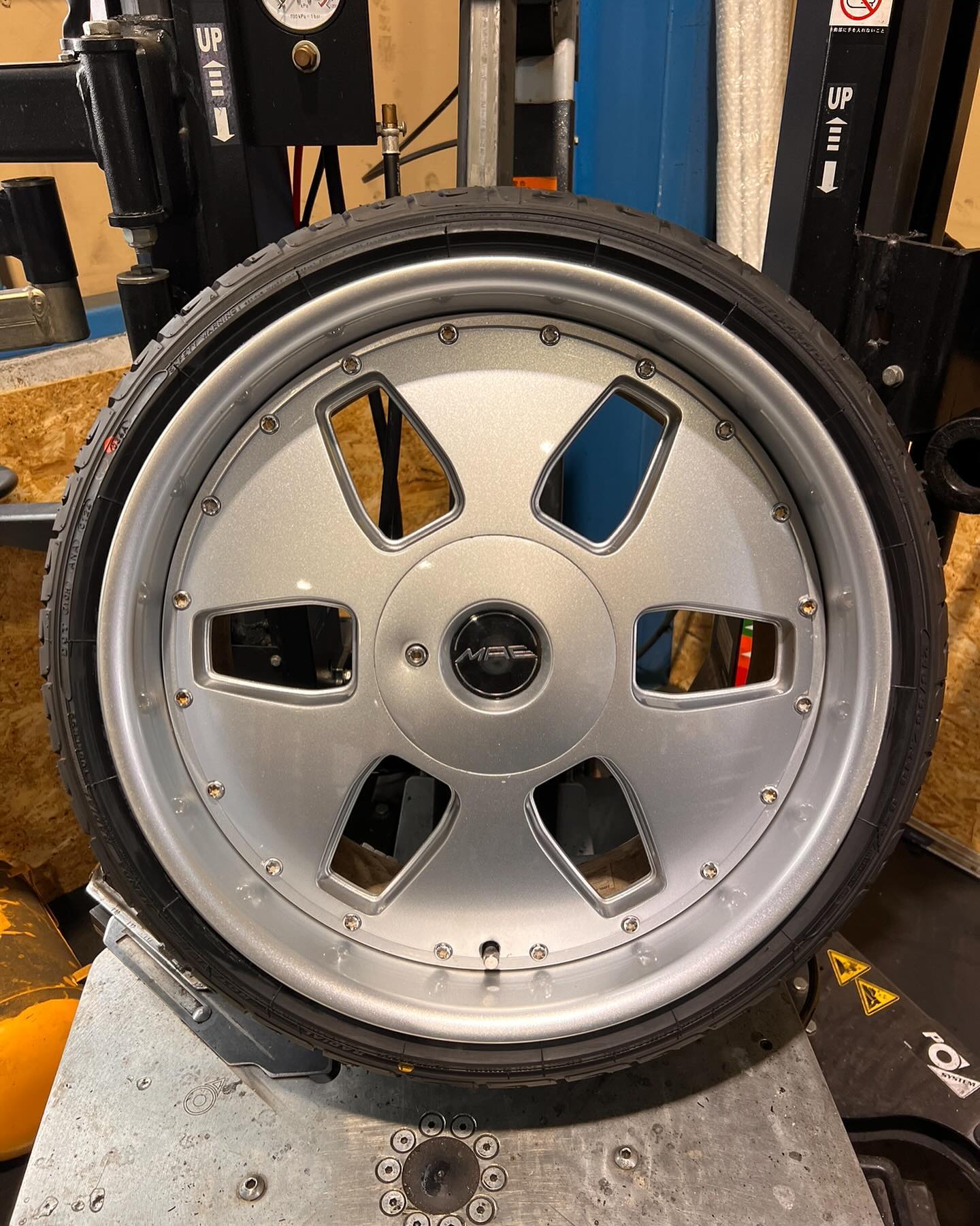 18インチ 9J 215/35R18 ホイール装着例 - CARSERVICE GRAVITY