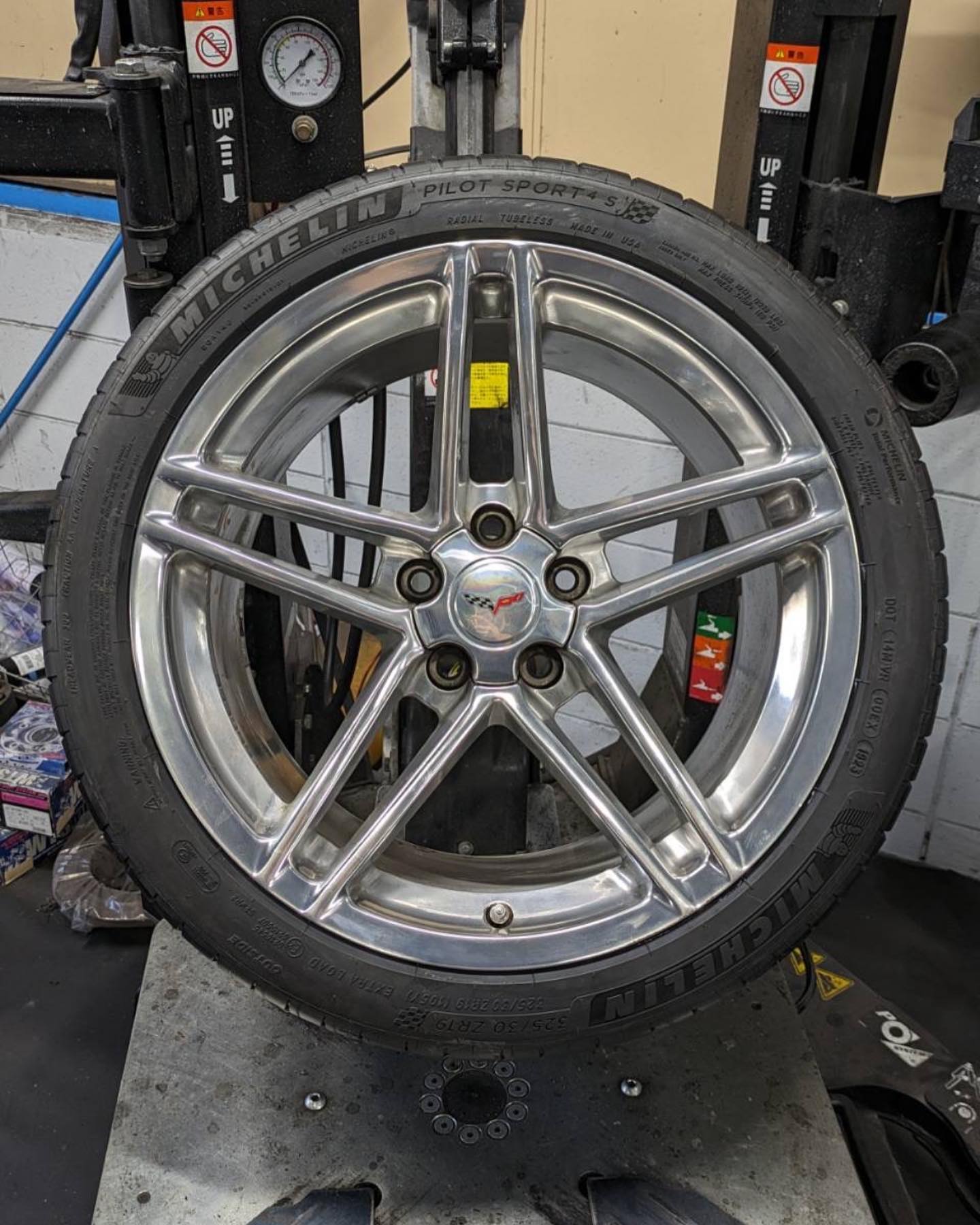 19インチ 12J 325/30R19 ホイール装着例 - CARSERVICE GRAVITY