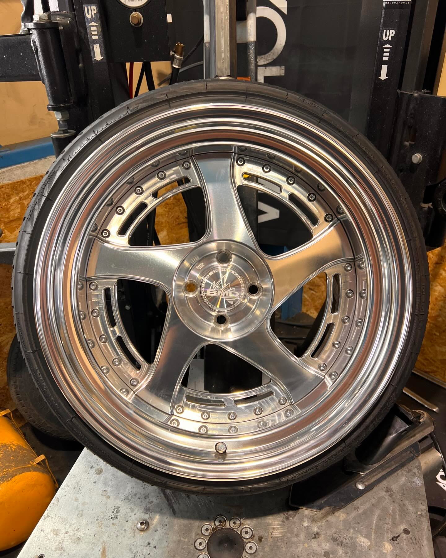 18インチ 9.5J 215/35R18 ホイール装着例 - CARSERVICE GRAVITY