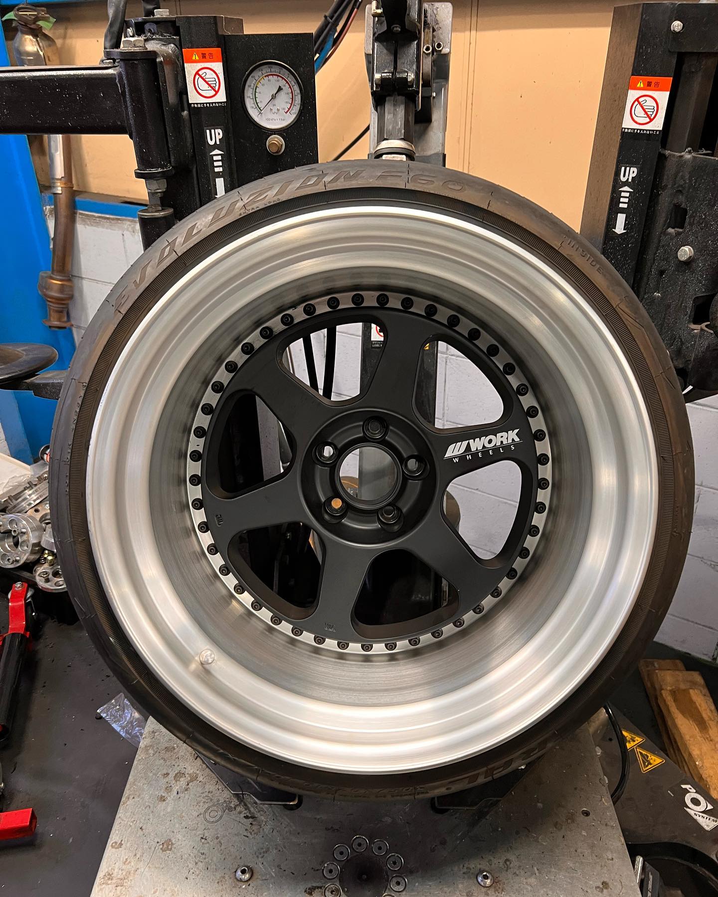 19インチ 14J 305/30R19 ホイール装着例 - CARSERVICE GRAVITY