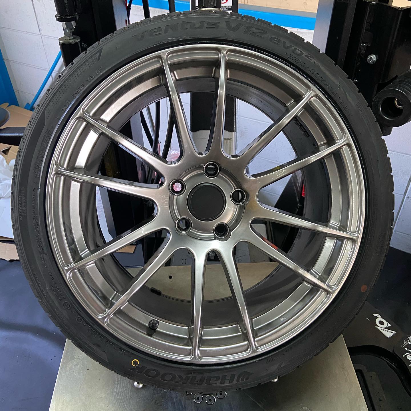 18インチ 9.5J 235/40R18 ホイール装着例 - CARSERVICE GRAVITY