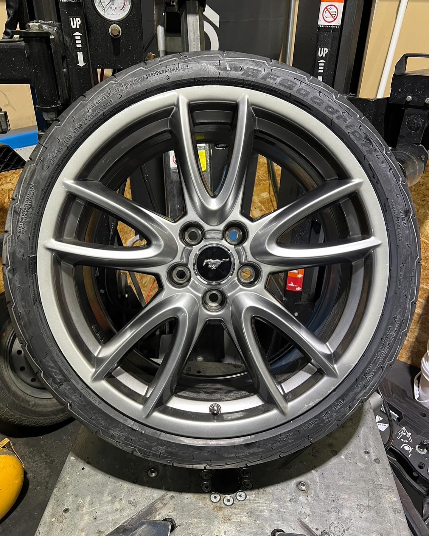 19インチ 9J 245/35R19 ホイール装着例 - CARSERVICE GRAVITY