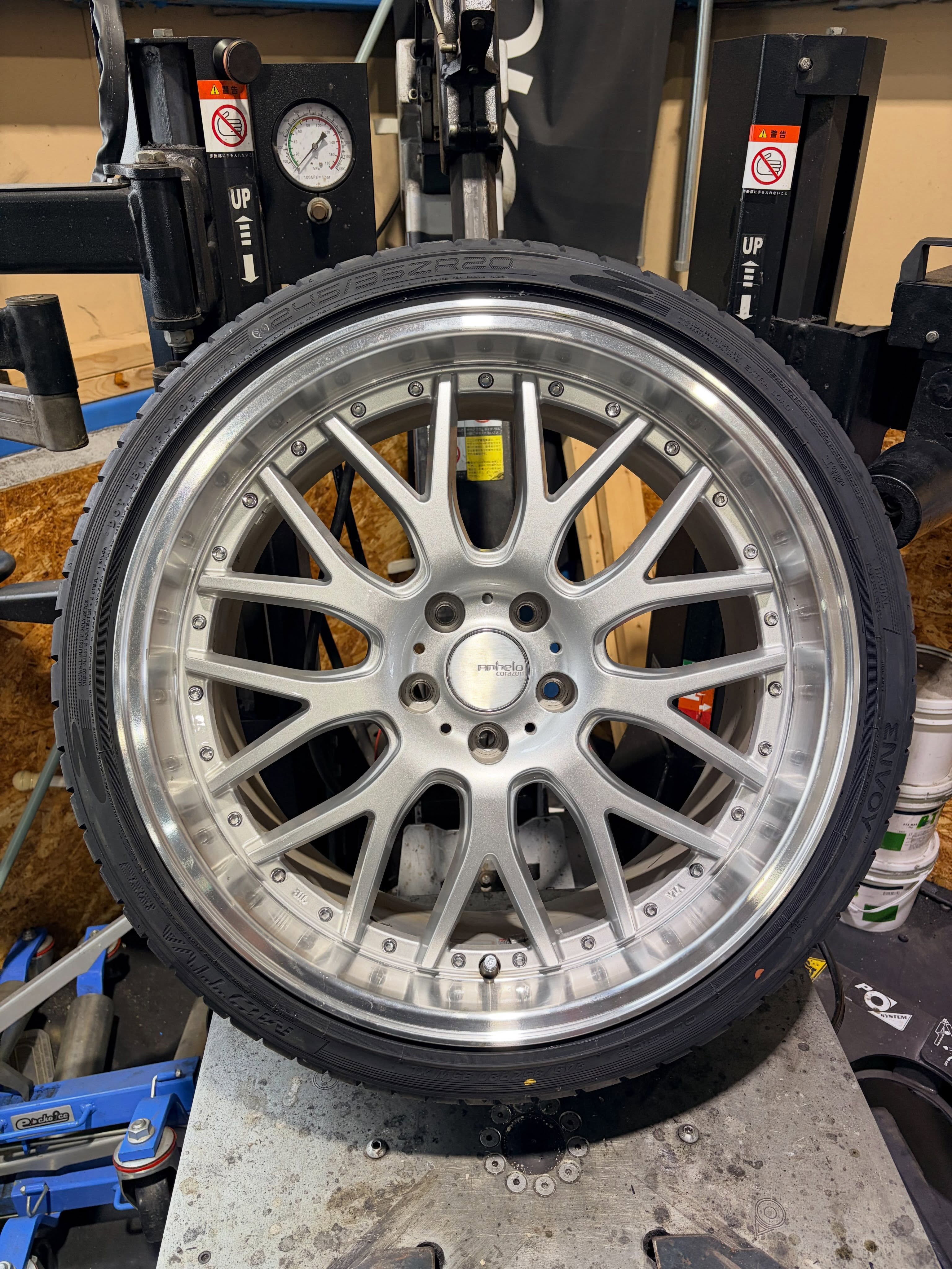 20インチ 9.5J 245/35R20 ホイール装着例 - CARSERVICE GRAVITY