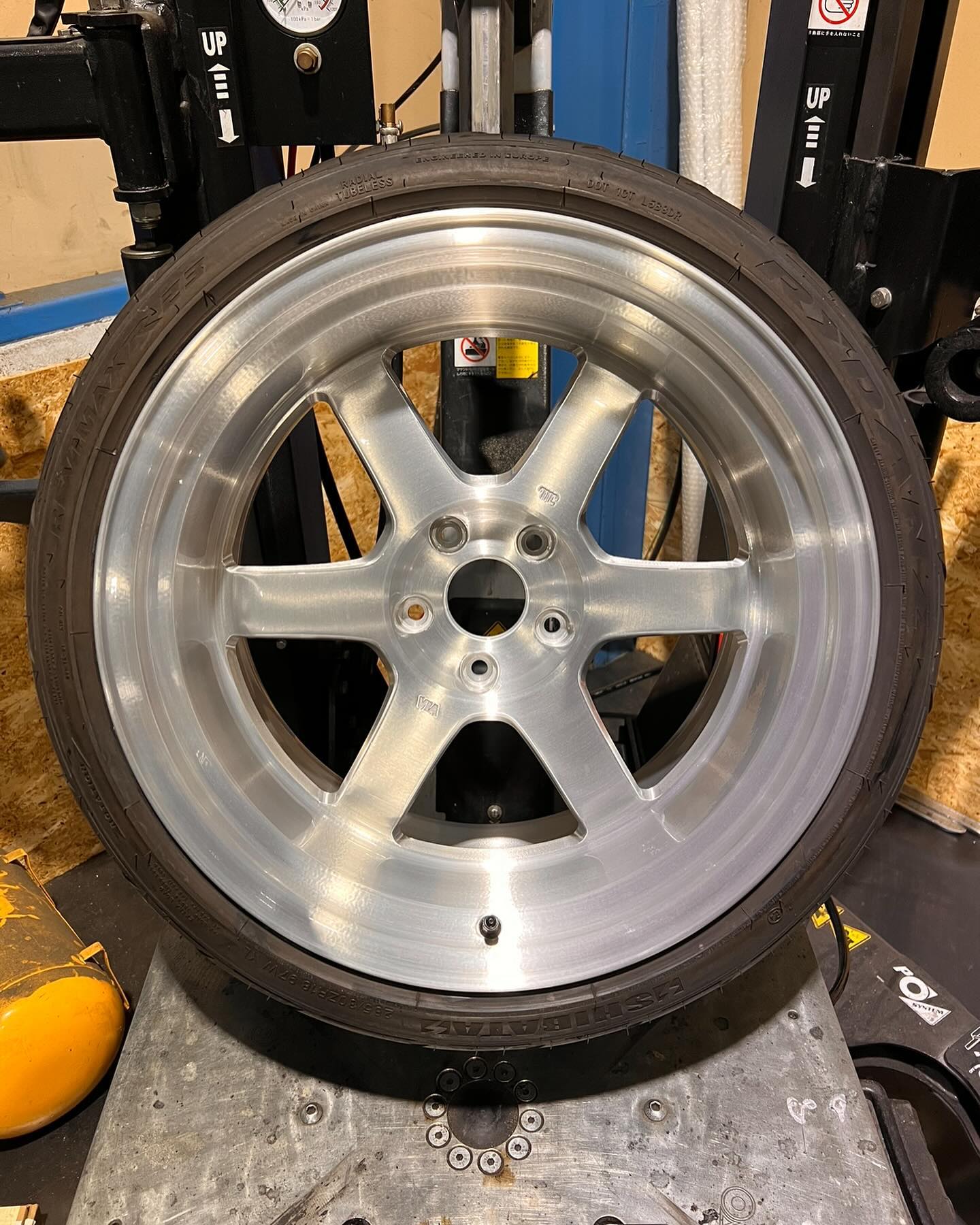 18インチ 11J 285/30R18 ホイール装着例 - CARSERVICE GRAVITY