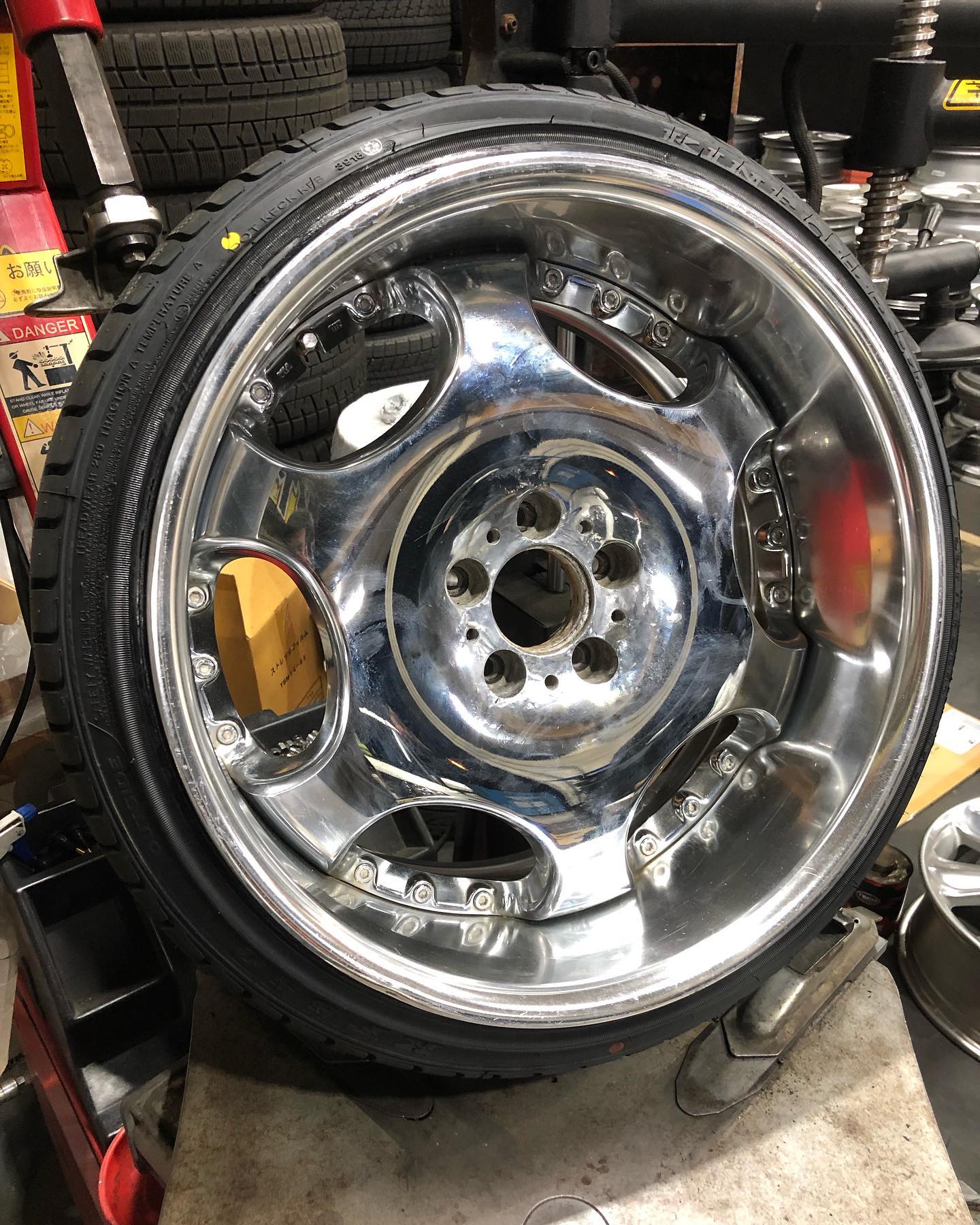 19インチ 10J 225/35R19 ホイール装着例 - CARSERVICE GRAVITY
