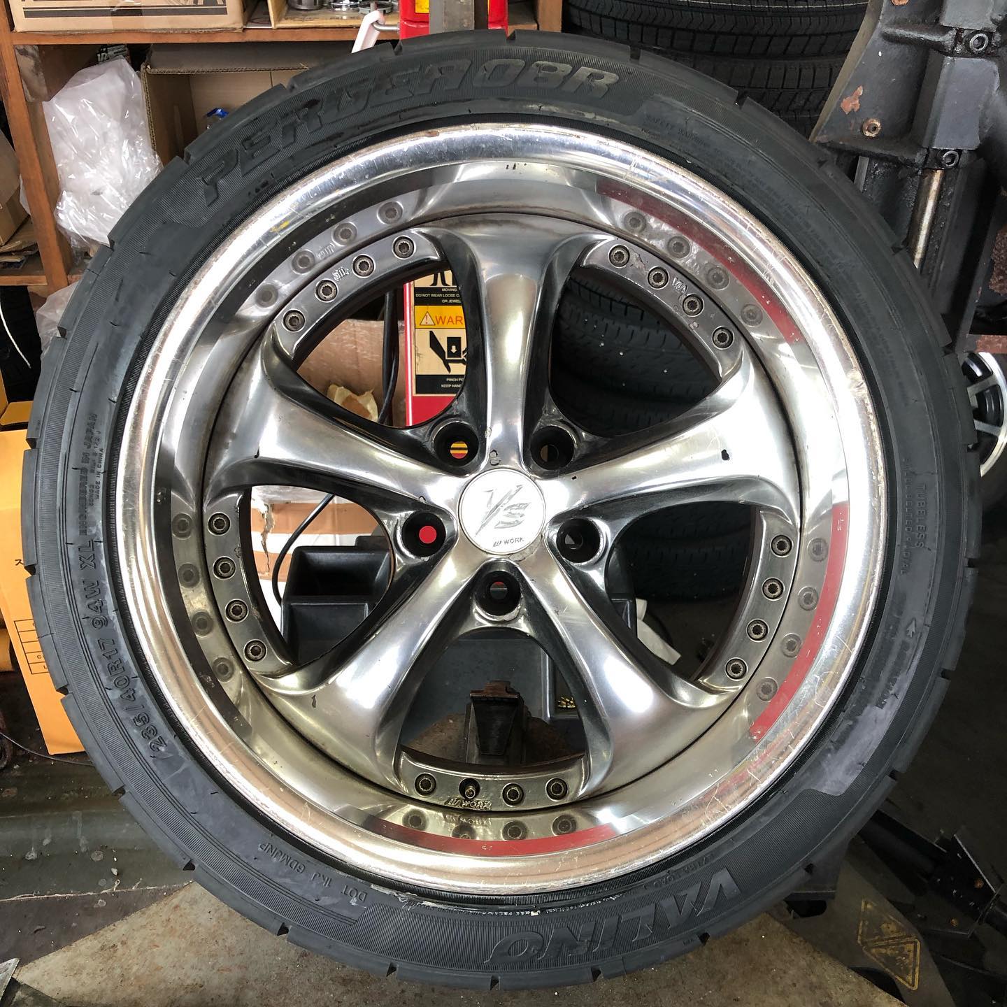 17インチ 9J 235/40R17 ホイール装着例 - CARSERVICE GRAVITY