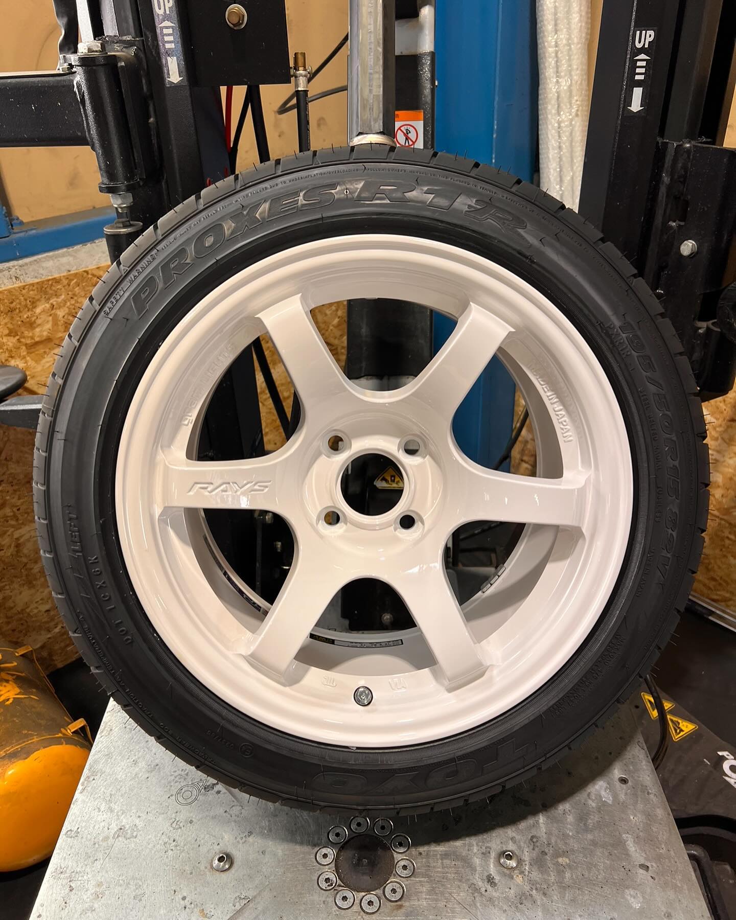 15インチ 8J 195/50R15 ホイール装着例 - CARSERVICE GRAVITY