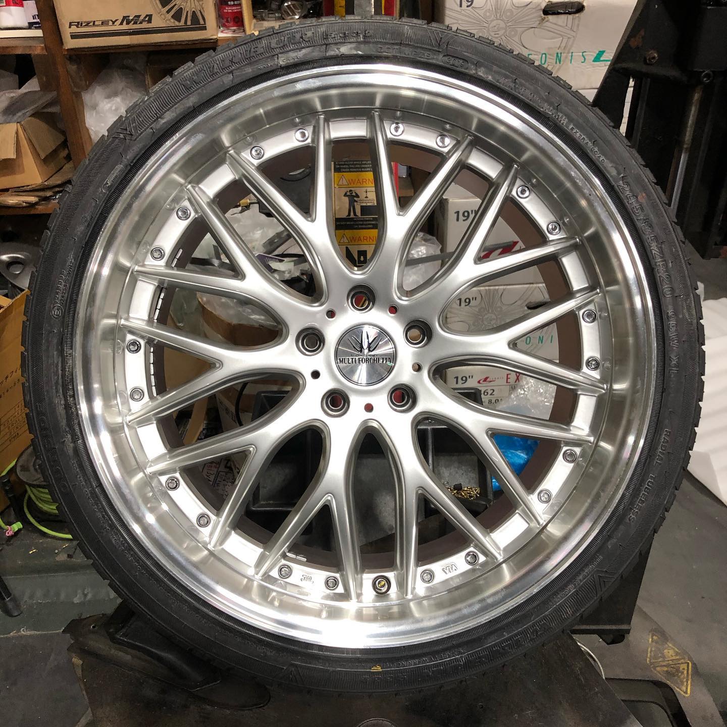 20インチ 9J 245/35R20 ホイール装着例 - CARSERVICE GRAVITY