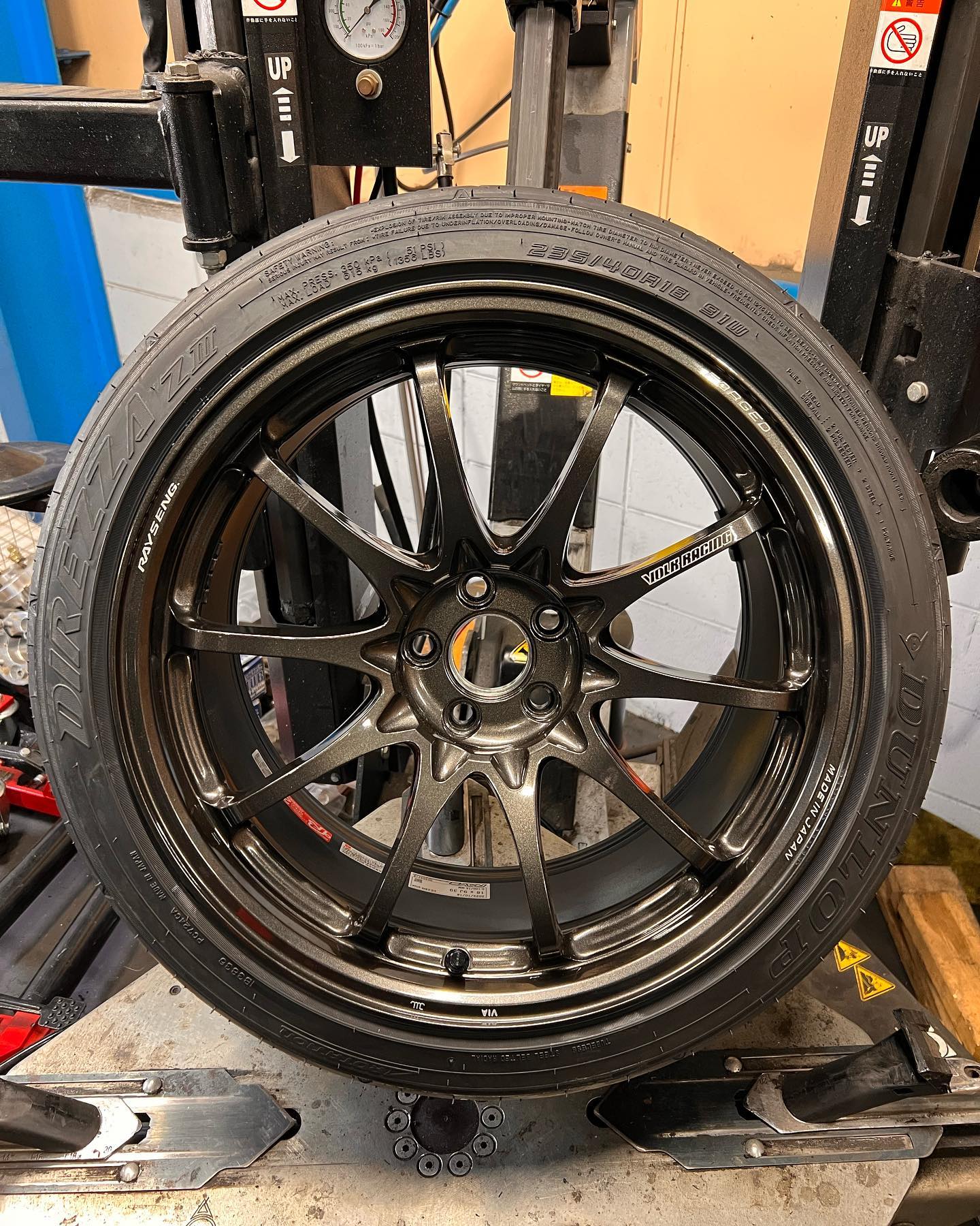 18インチ 9J 235/40R18 ホイール装着例 - CARSERVICE GRAVITY