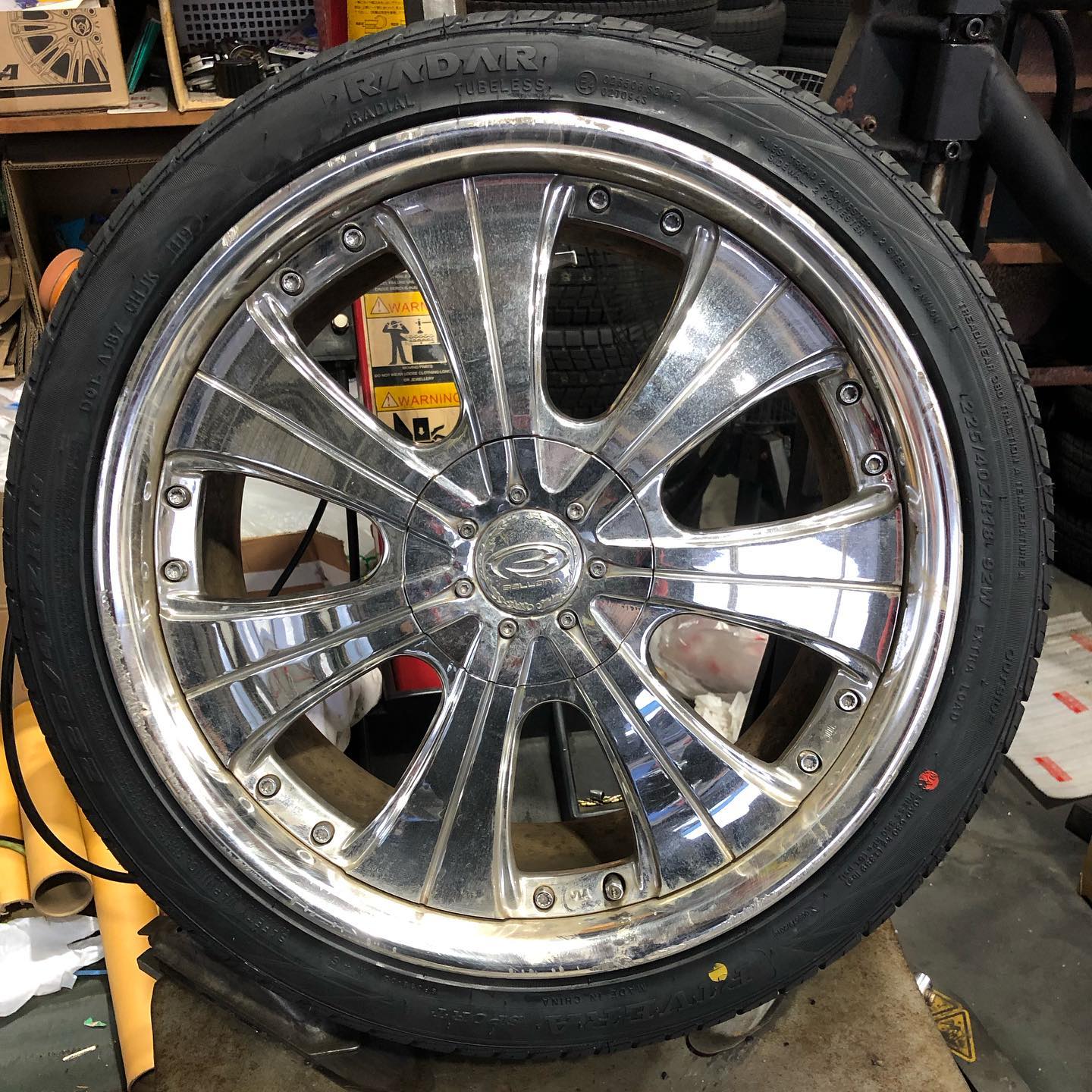 18インチ 8J 225/40R18 ホイール装着例 - CARSERVICE GRAVITY