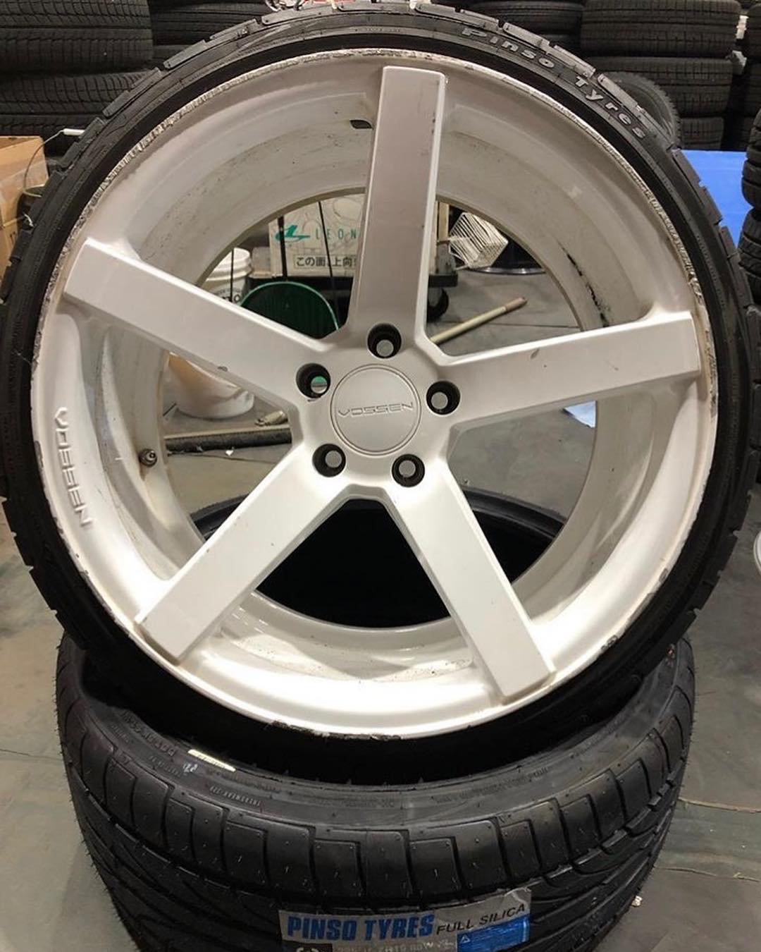 19インチ 10J 225/35R19 ホイール装着例 - CARSERVICE GRAVITY